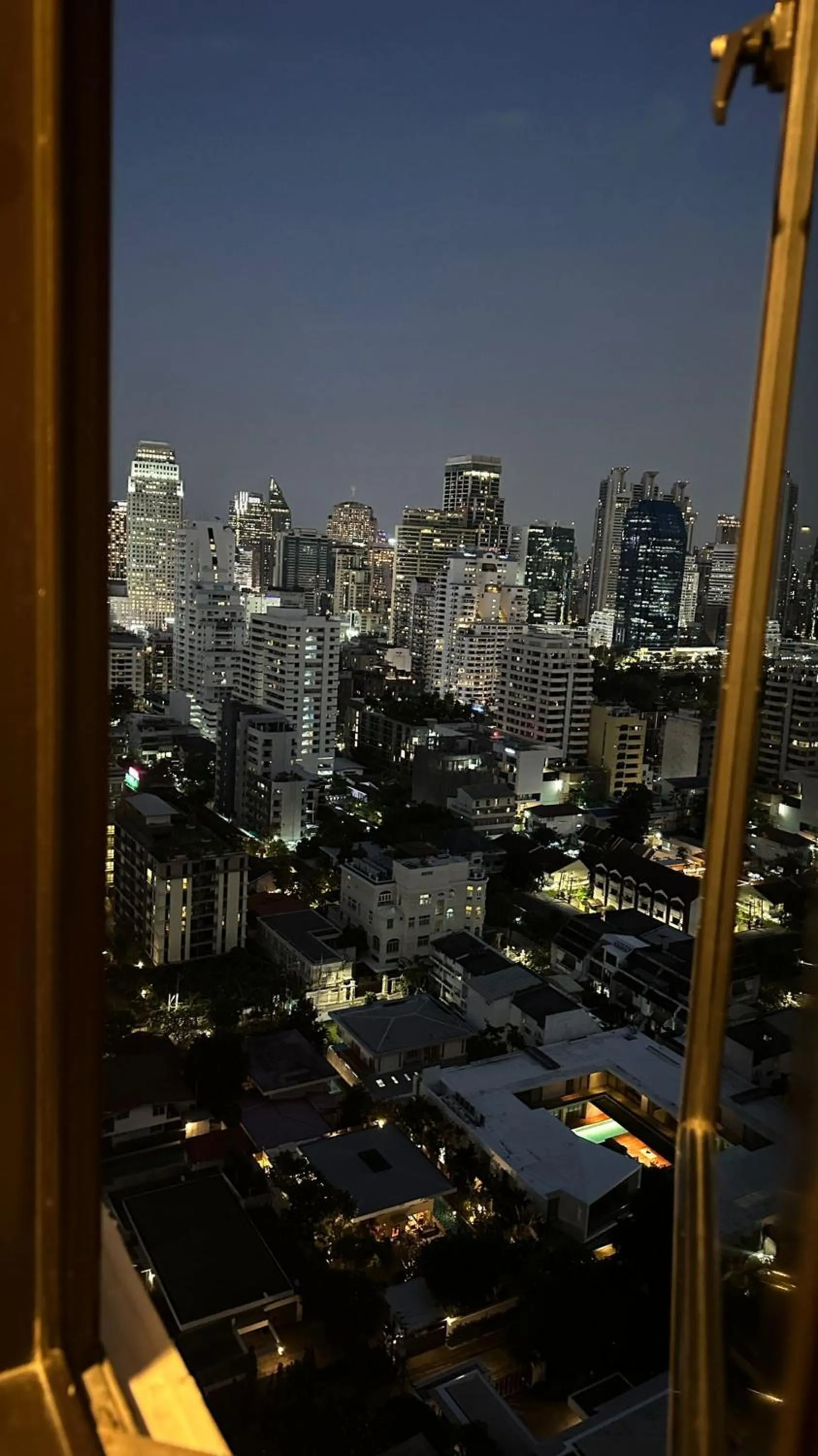Night in Omni Tower Direct Rooms - Apartments, Sukhumvit Soi 4