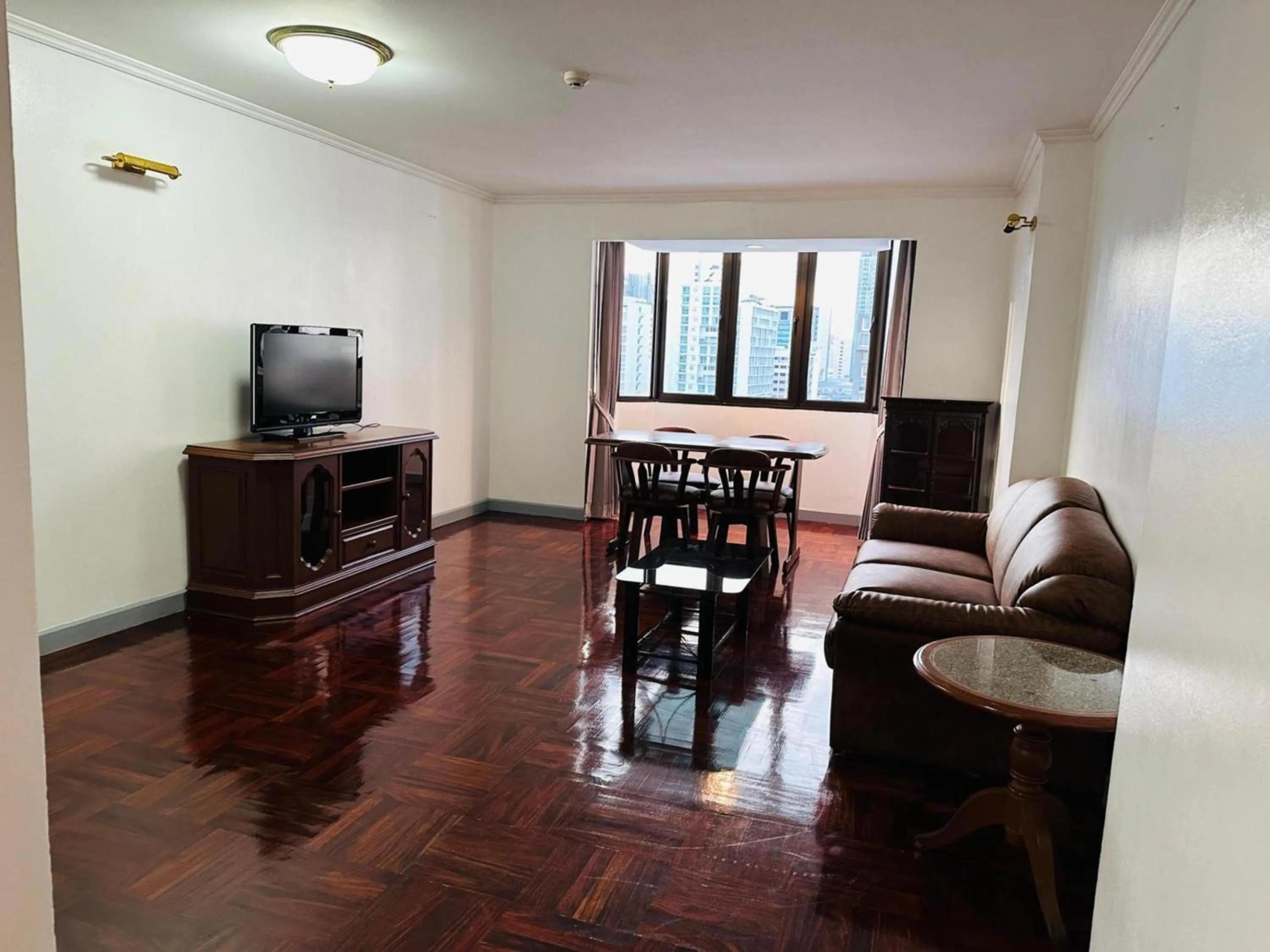 Living room in Omni Tower Direct Rooms - Apartments, Sukhumvit Soi 4