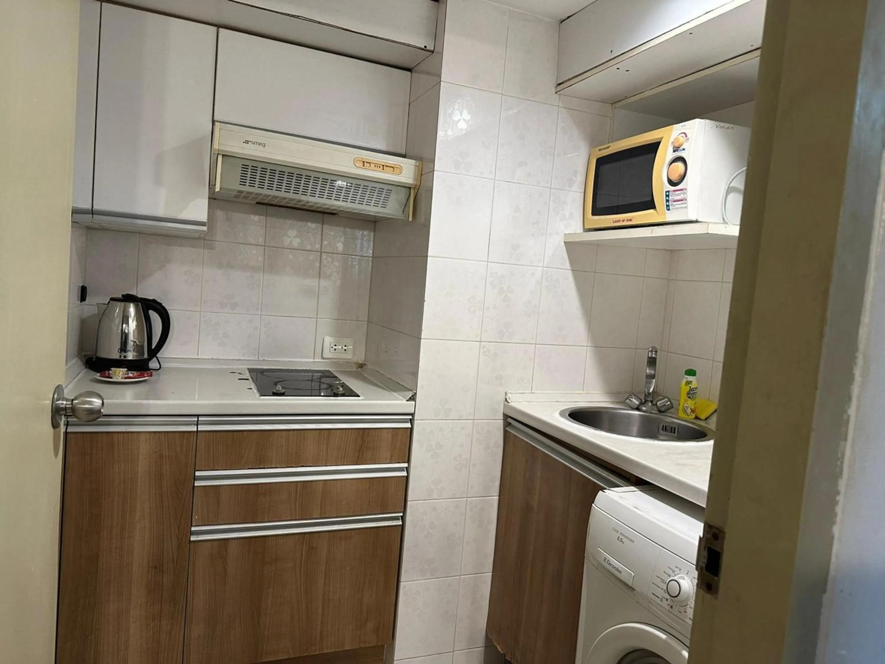 Kitchen or kitchenette in Omni Tower Direct Rooms - Apartments, Sukhumvit Soi 4
