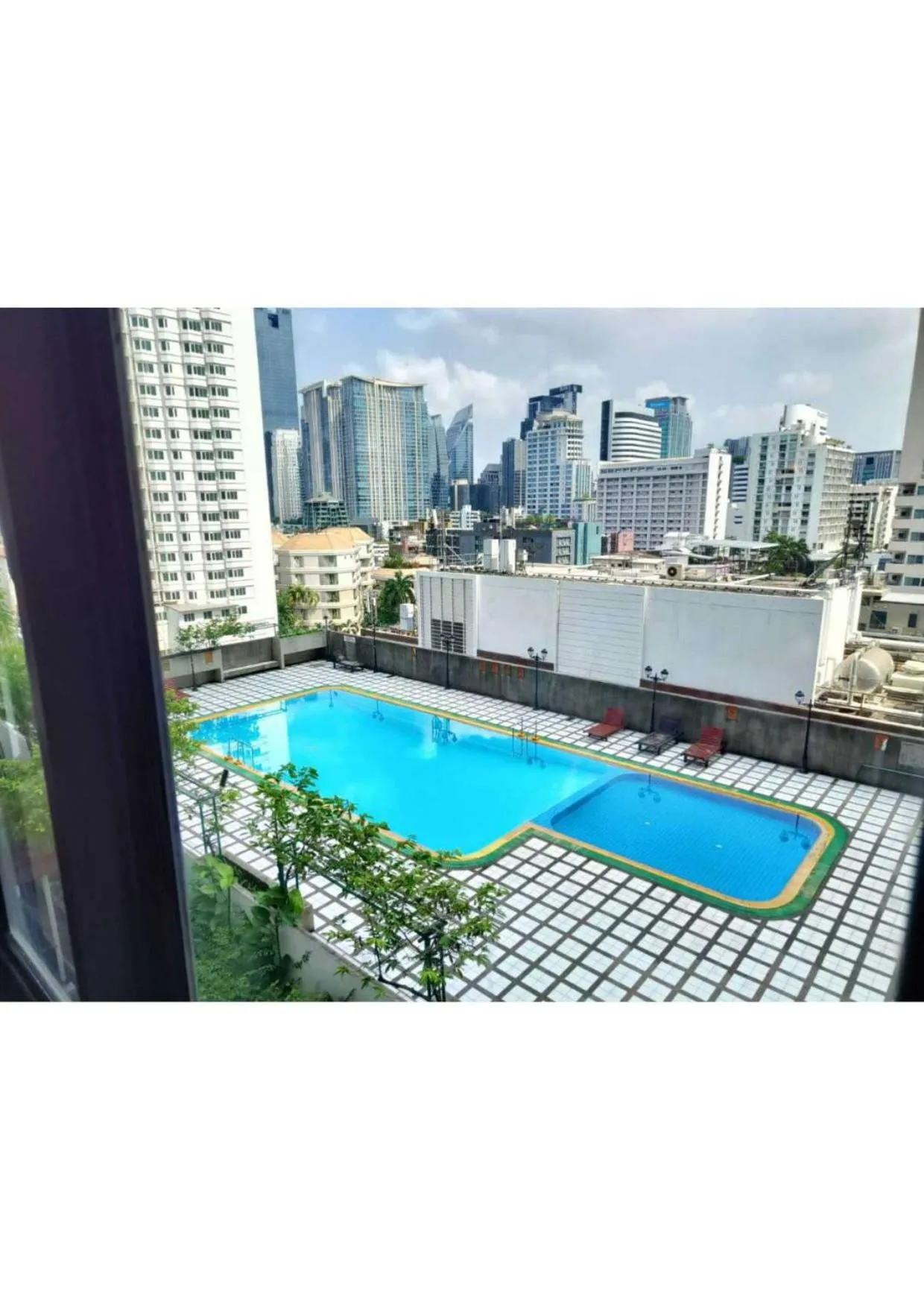 Pool view in Omni Tower Direct Rooms - Apartments, Sukhumvit Soi 4