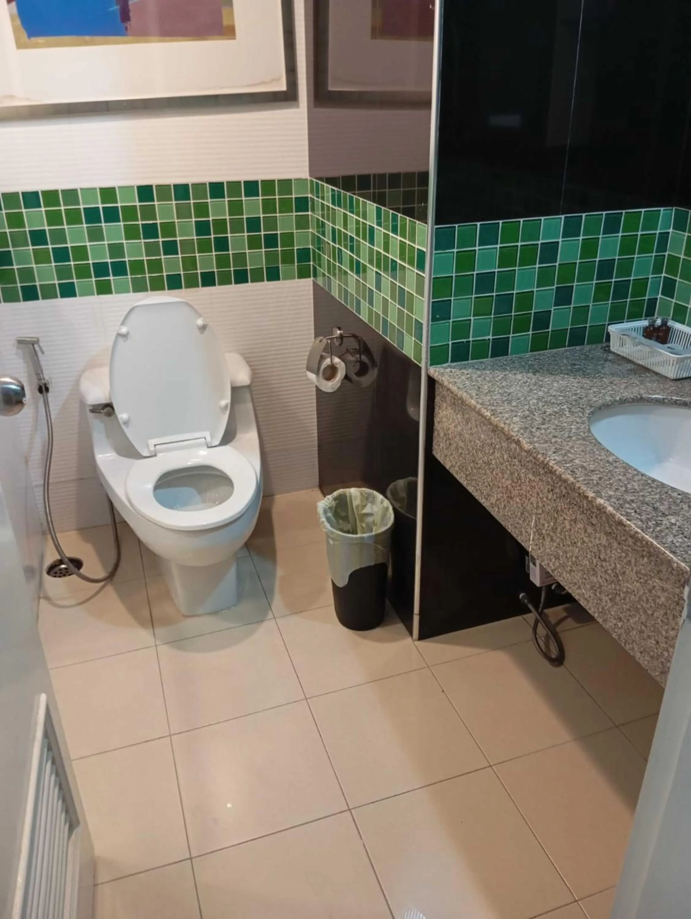 Bathroom in Omni Tower Direct Rooms - Apartments, Sukhumvit Soi 4