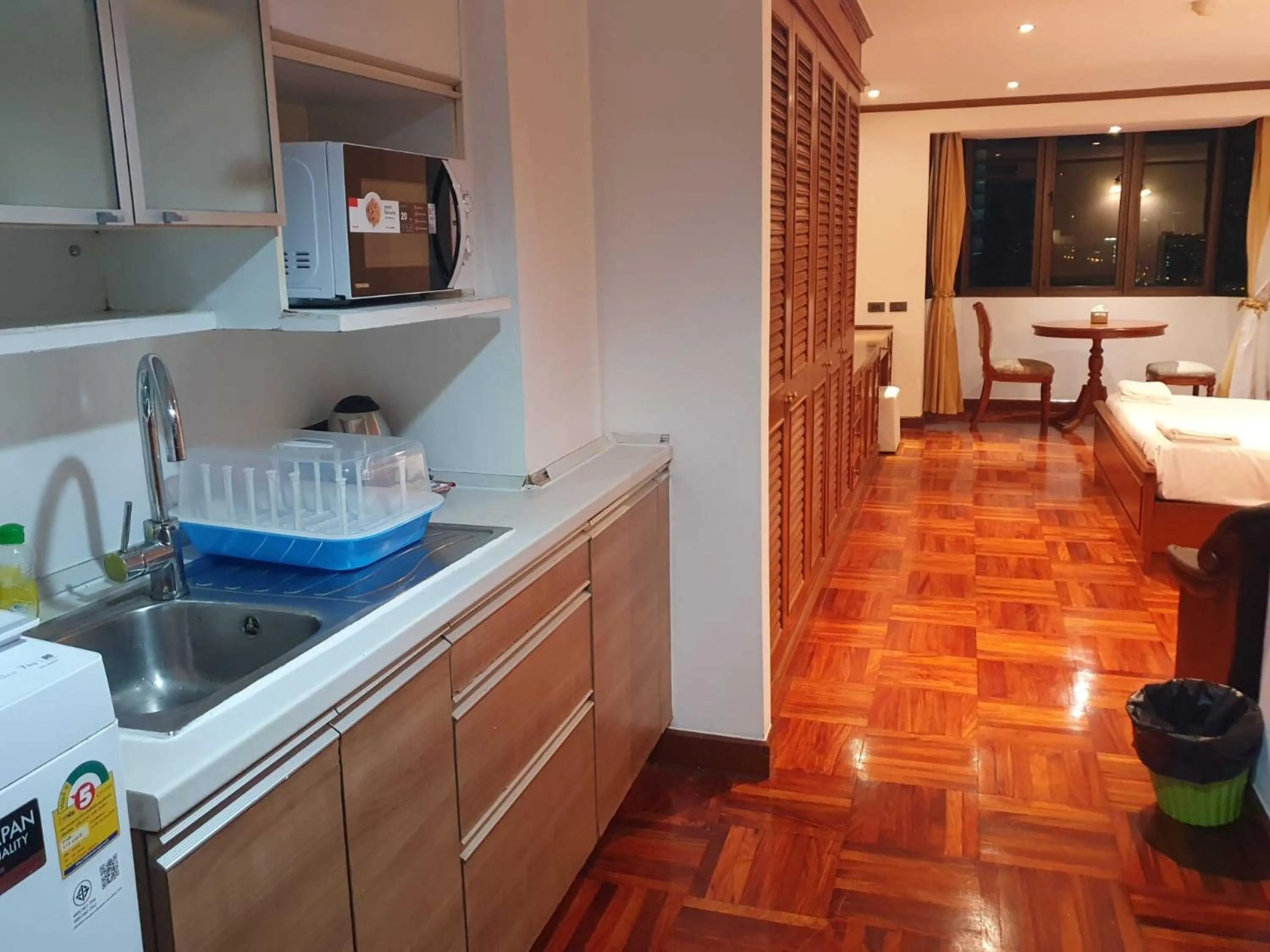 microwave in Omni Tower Direct Rooms - Apartments, Sukhumvit Soi 4