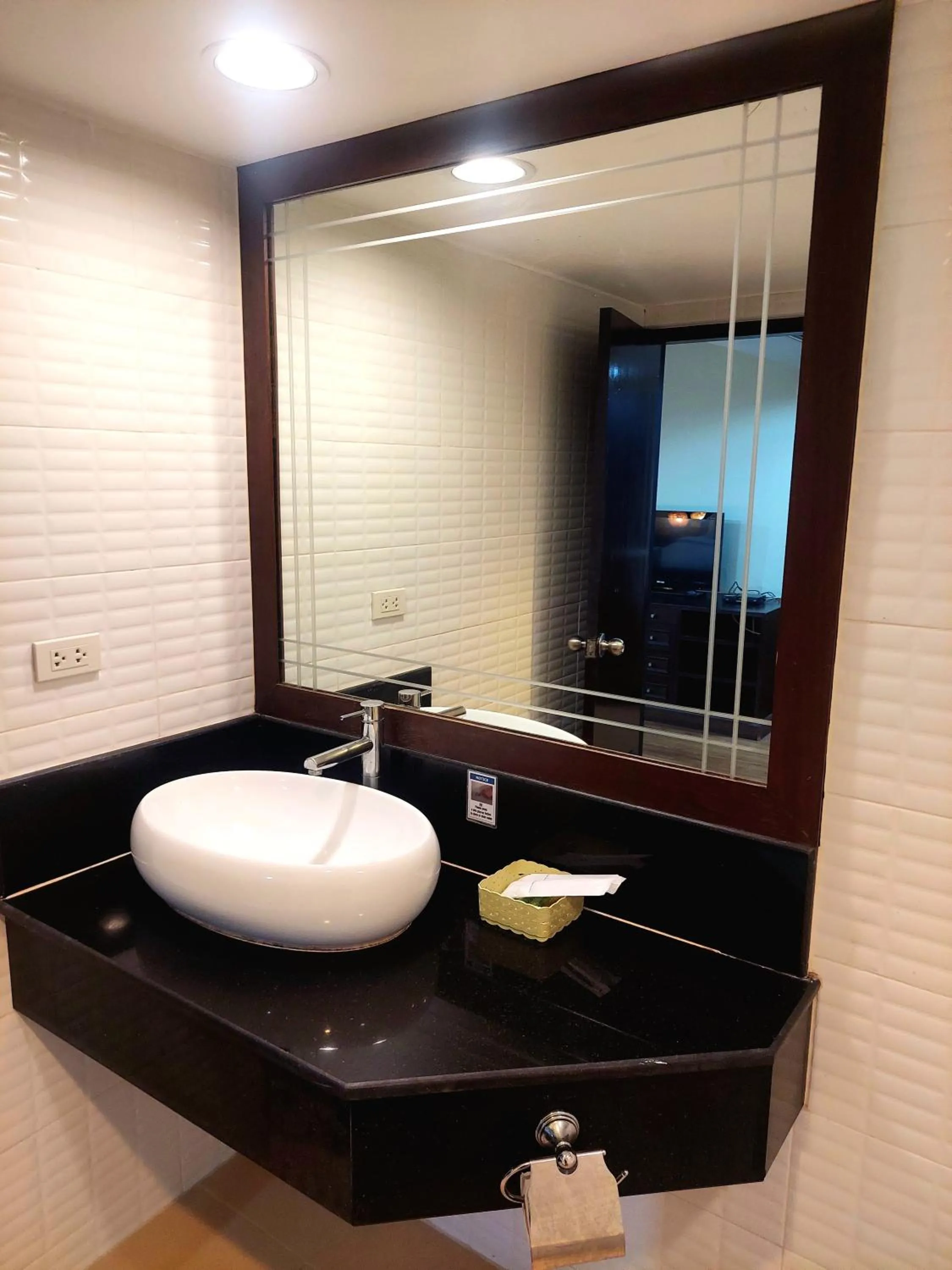Bathroom in Omni Tower Direct Rooms - Apartments, Sukhumvit Soi 4