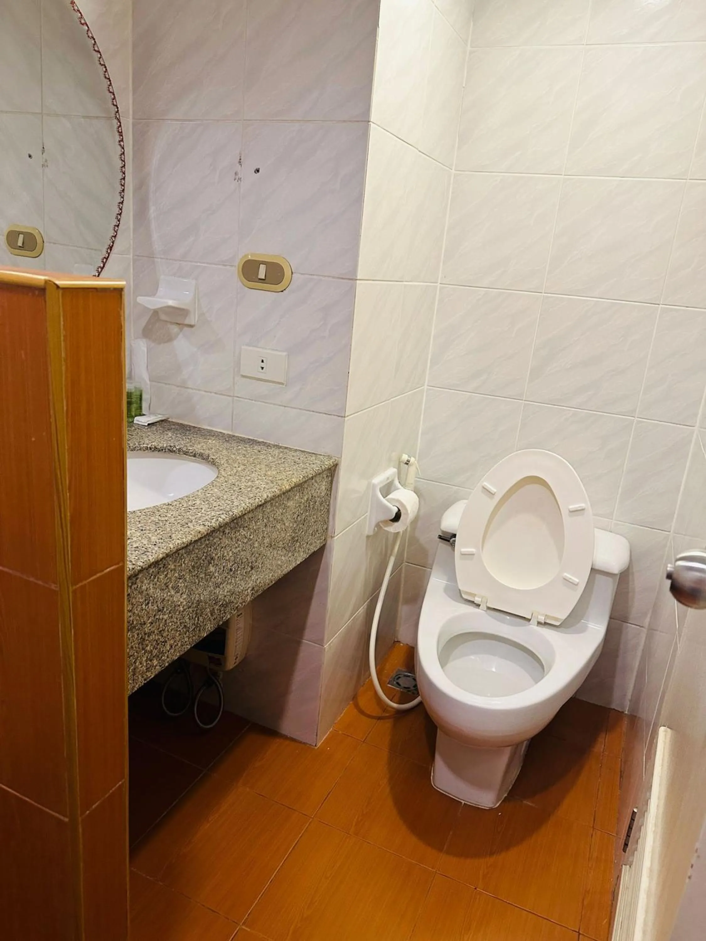 Toilet in Omni Tower Direct Rooms - Apartments, Sukhumvit Soi 4
