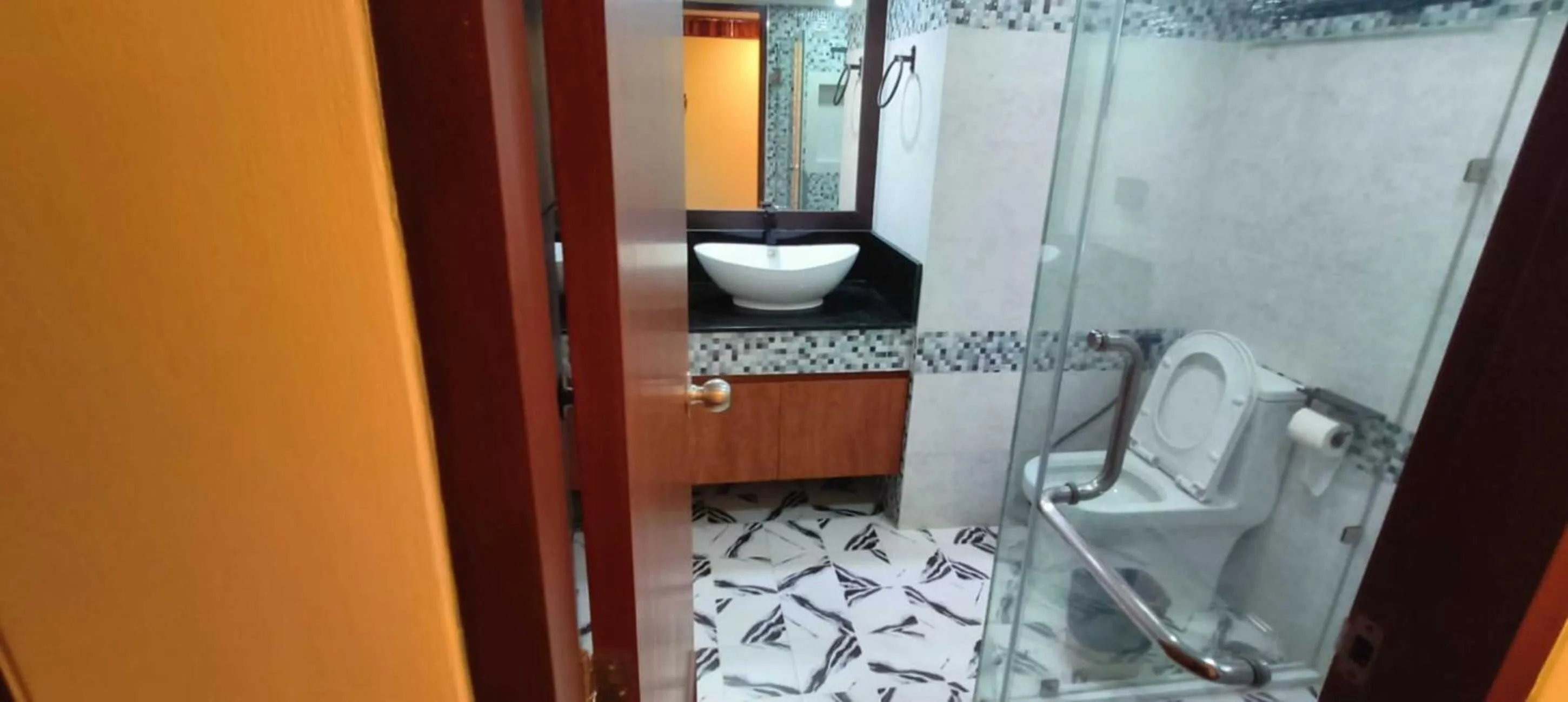 Toilet in Omni Tower Direct Rooms - Apartments, Sukhumvit Soi 4