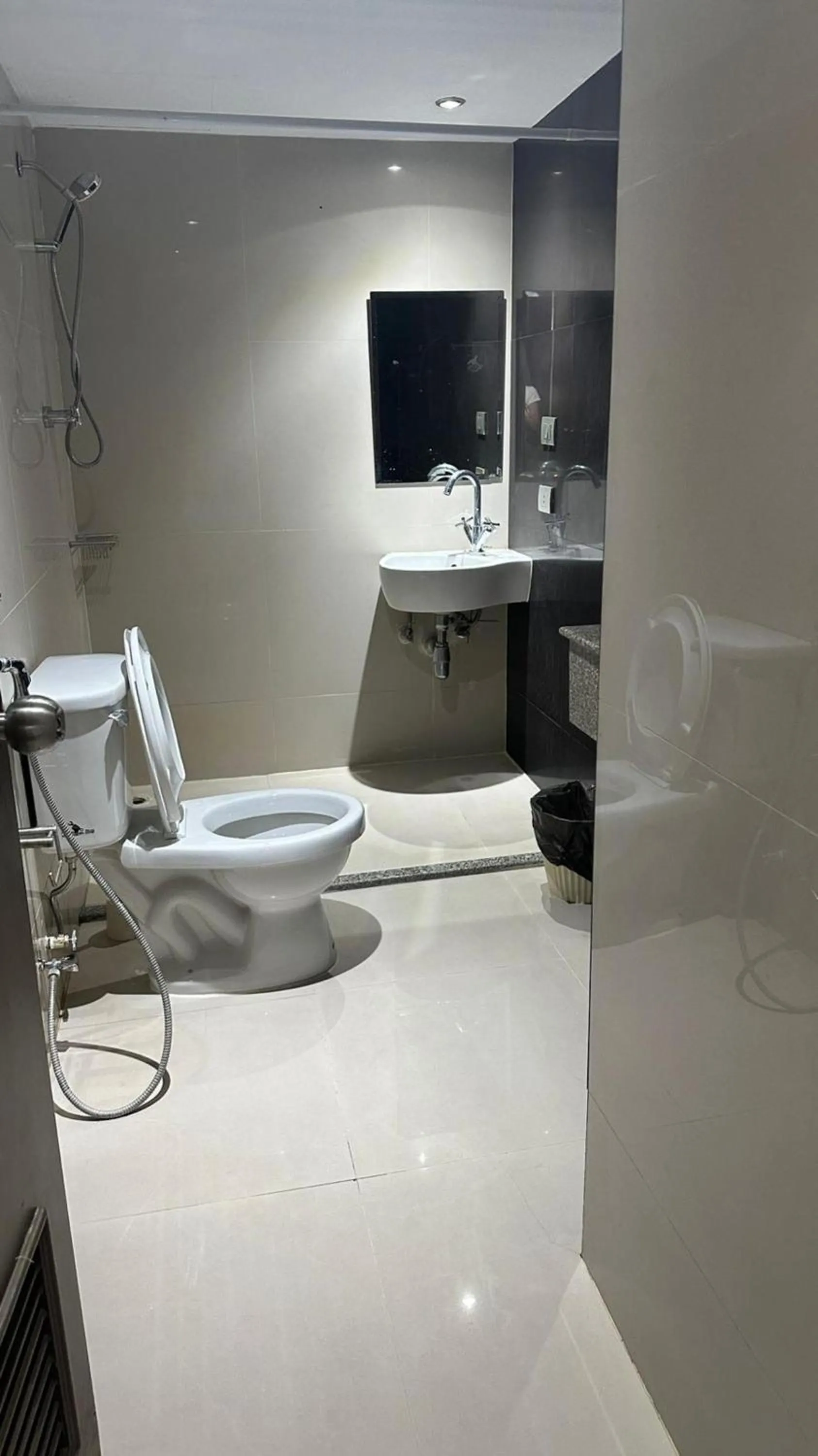 Bathroom in Omni Tower Direct Rooms - Apartments, Sukhumvit Soi 4
