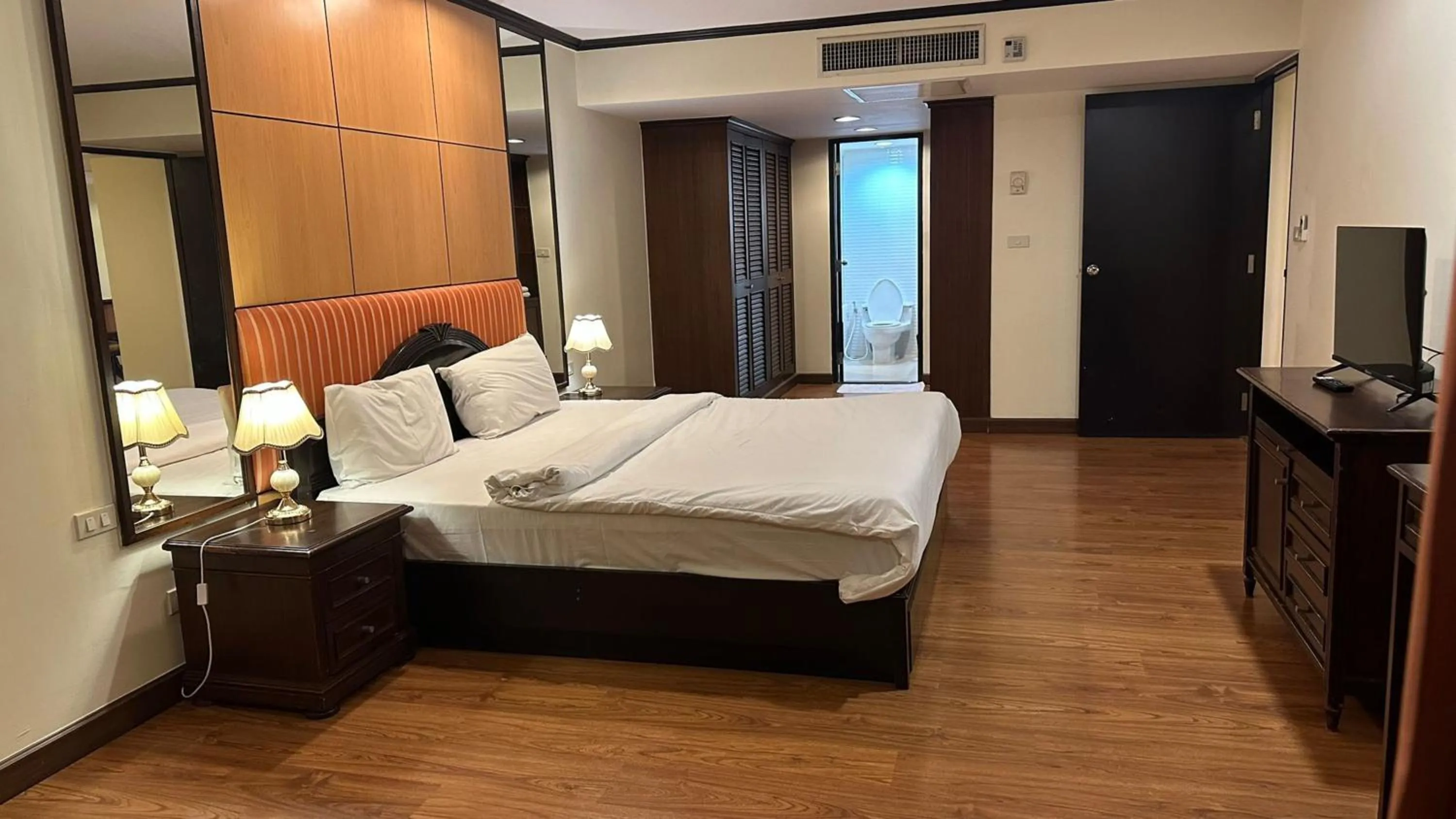 TV and multimedia, Bed in Omni Tower Direct Rooms - Apartments, Sukhumvit Soi 4