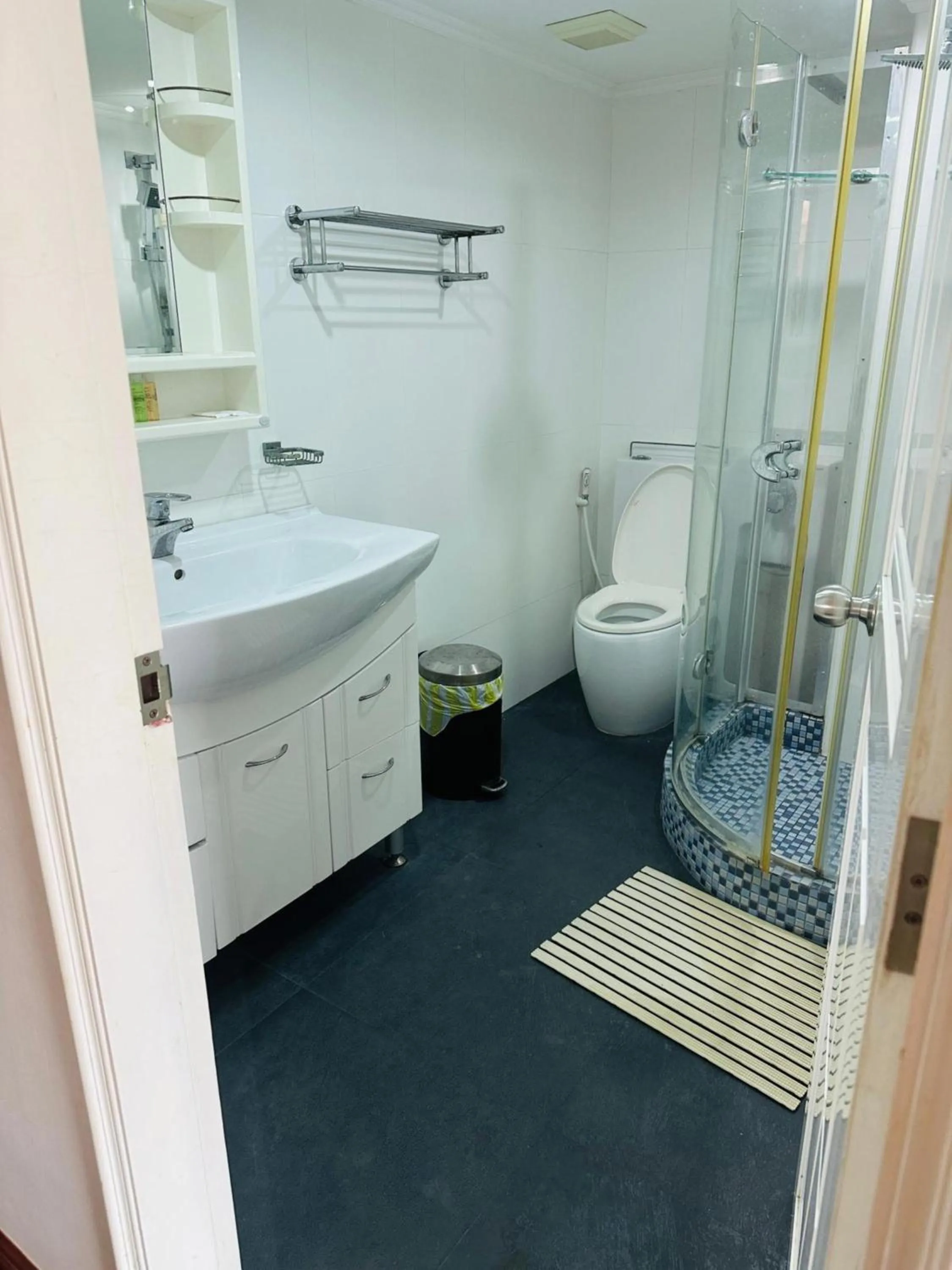 Shower in Omni Tower Direct Rooms - Apartments, Sukhumvit Soi 4