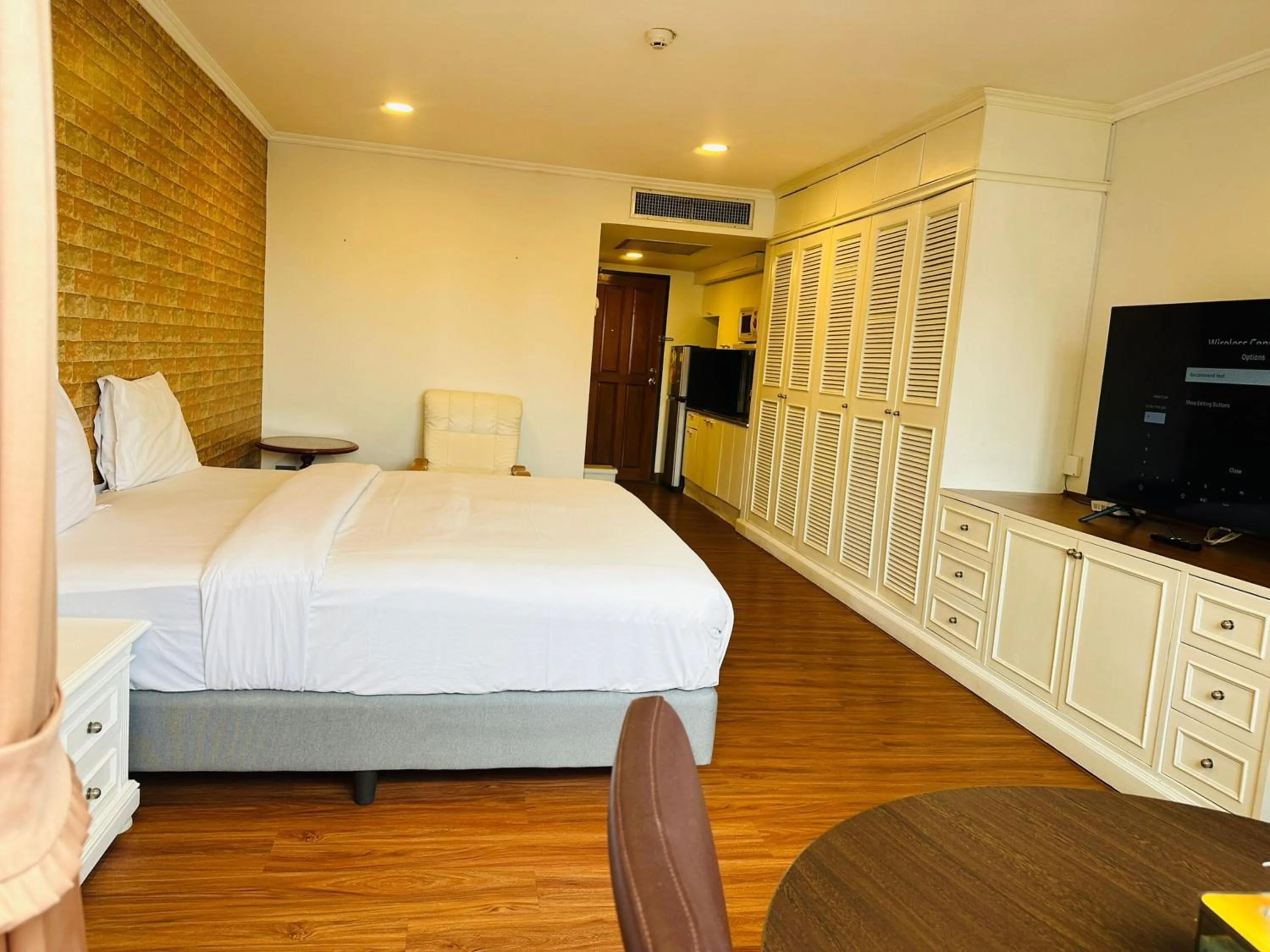 Photo of the whole room, Bed in Omni Tower Direct Rooms - Apartments, Sukhumvit Soi 4