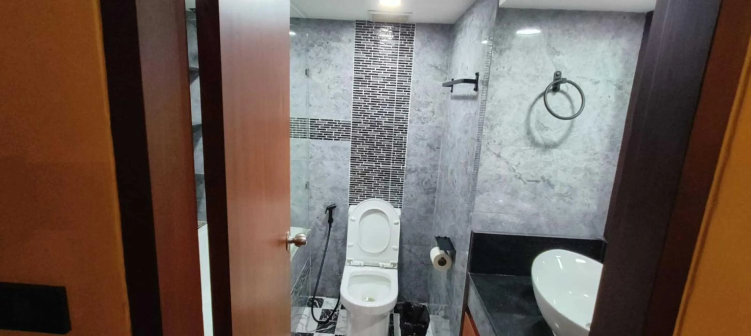 Shower in Omni Tower Direct Rooms - Apartments, Sukhumvit Soi 4
