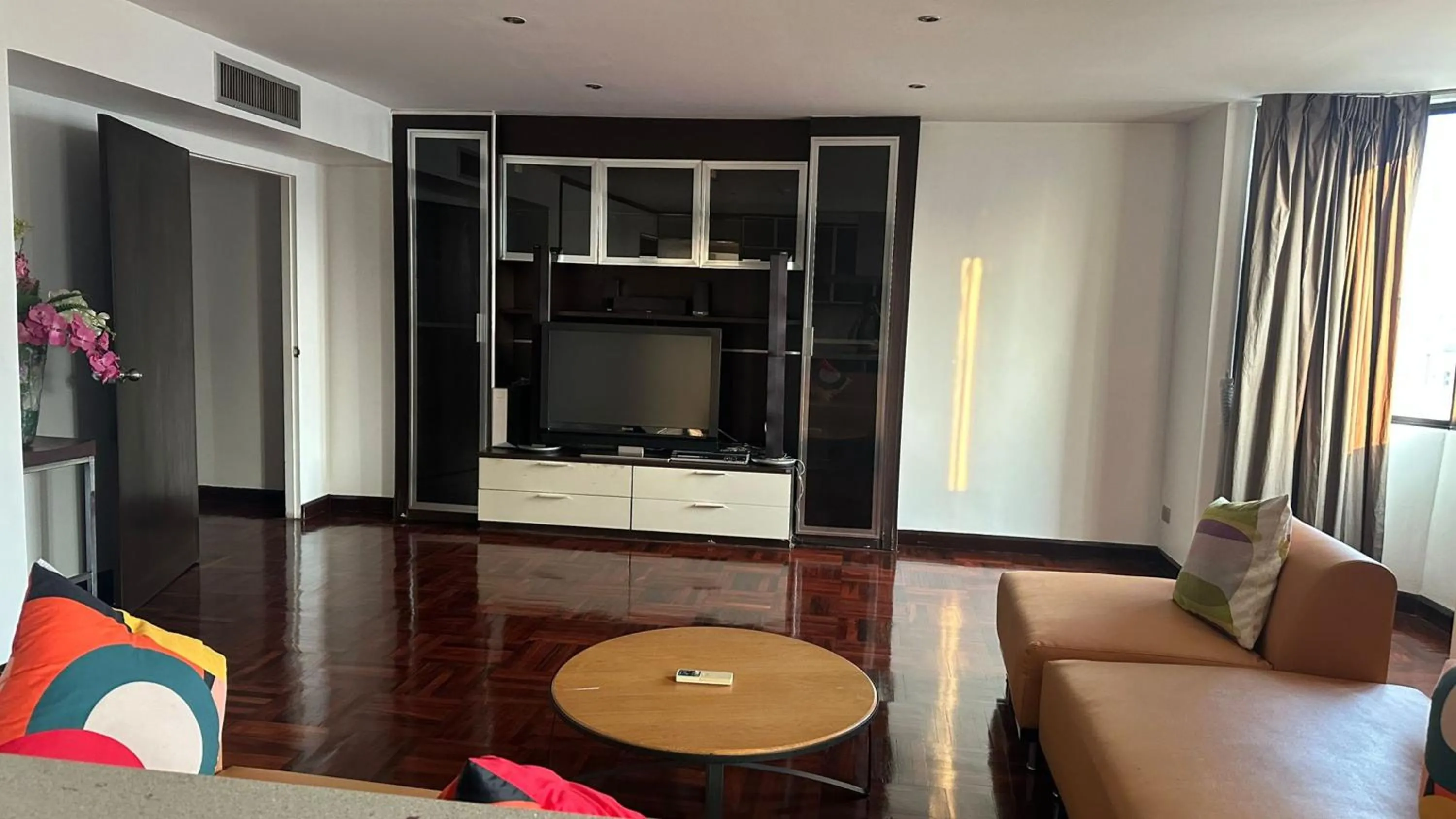TV and multimedia in Omni Tower Direct Rooms - Apartments, Sukhumvit Soi 4
