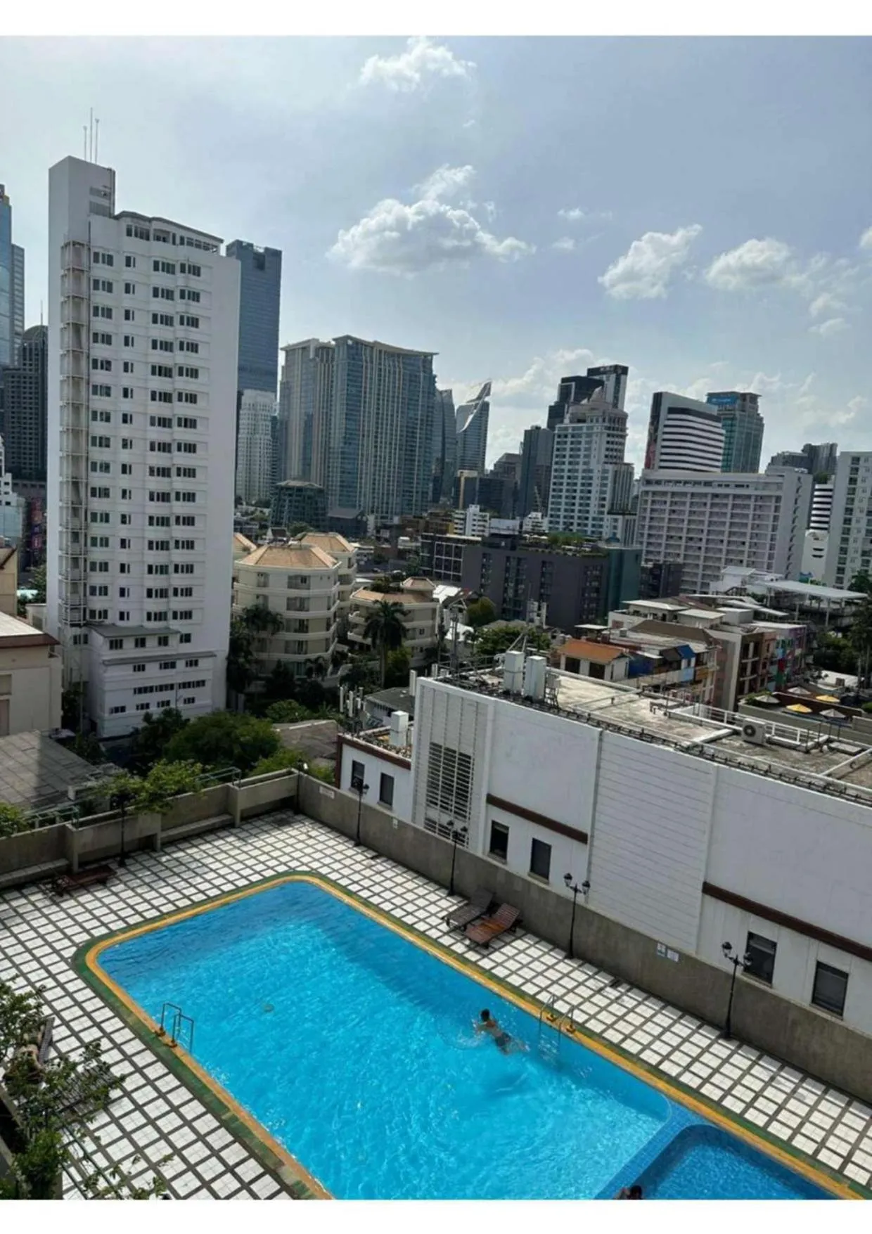 Pool view in Omni Tower Direct Rooms - Apartments, Sukhumvit Soi 4