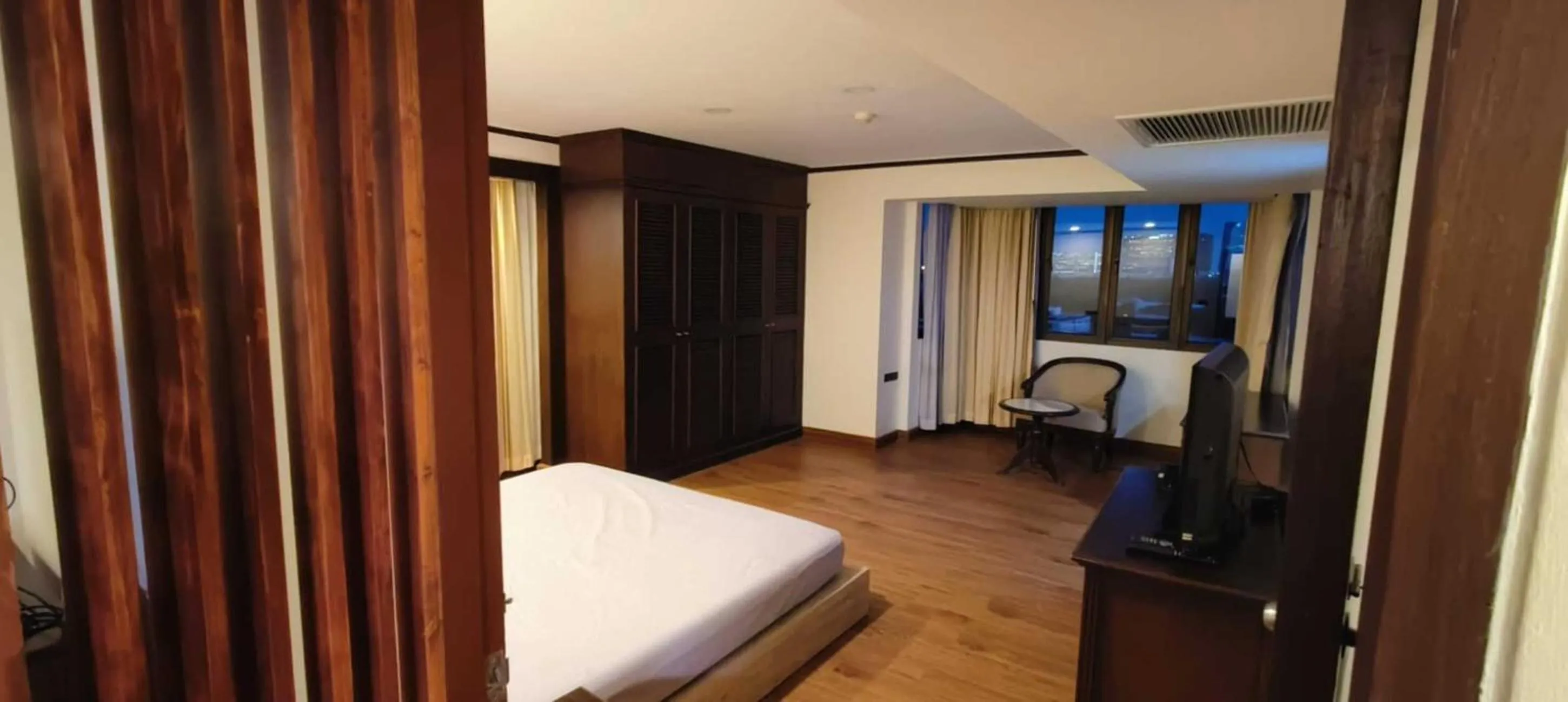 Bedroom, Bed in Omni Tower Direct Rooms - Apartments, Sukhumvit Soi 4