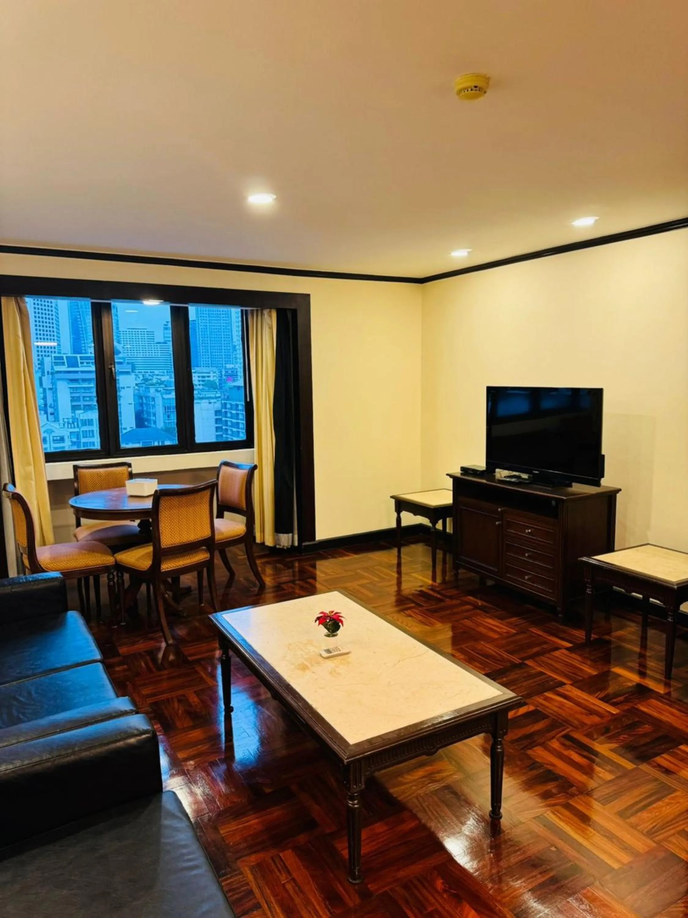 Living room in Omni Tower Direct Rooms - Apartments, Sukhumvit Soi 4