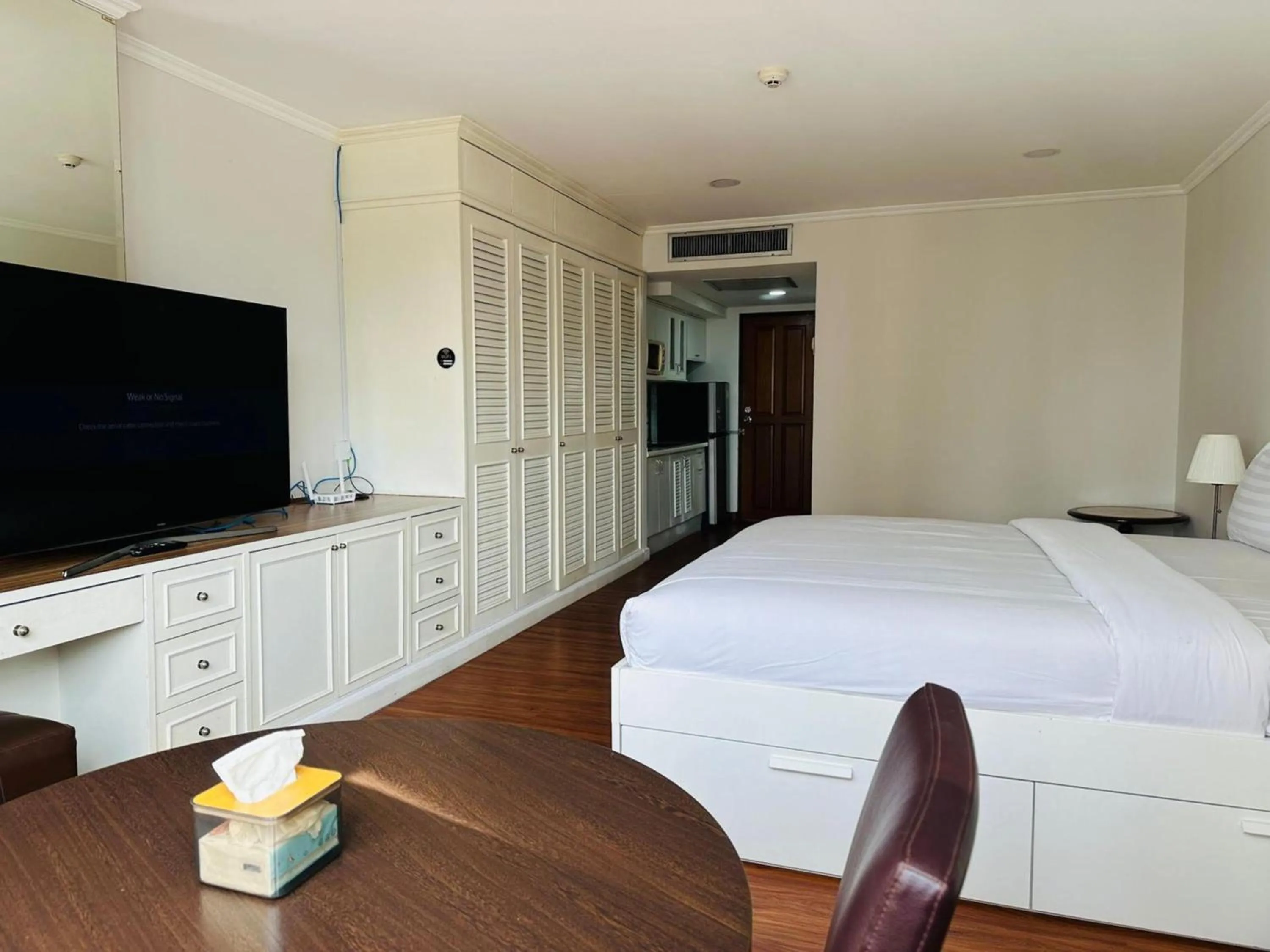 Bedroom, Bed in Omni Tower Direct Rooms - Apartments, Sukhumvit Soi 4