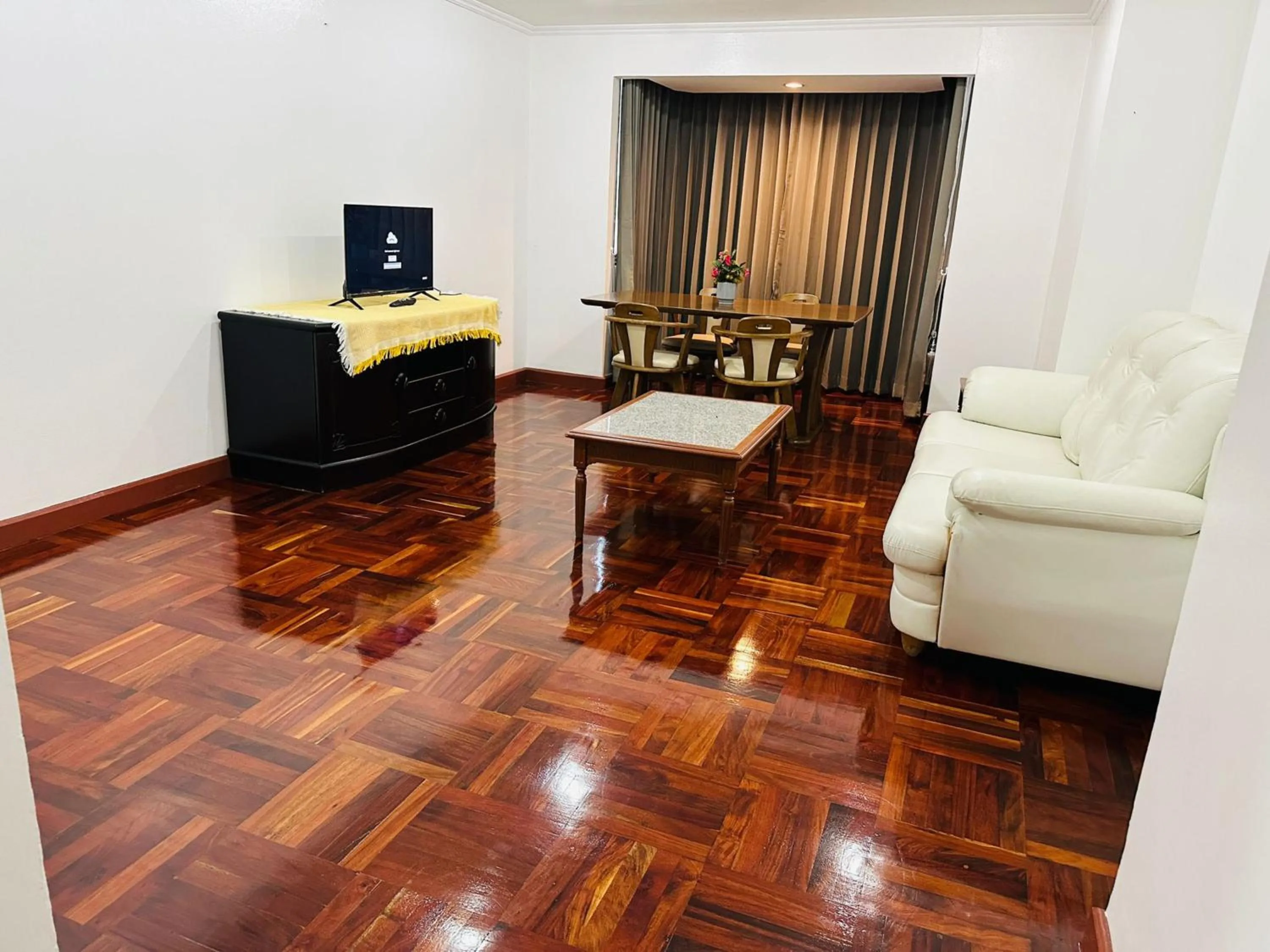 Living room in Omni Tower Direct Rooms - Apartments, Sukhumvit Soi 4