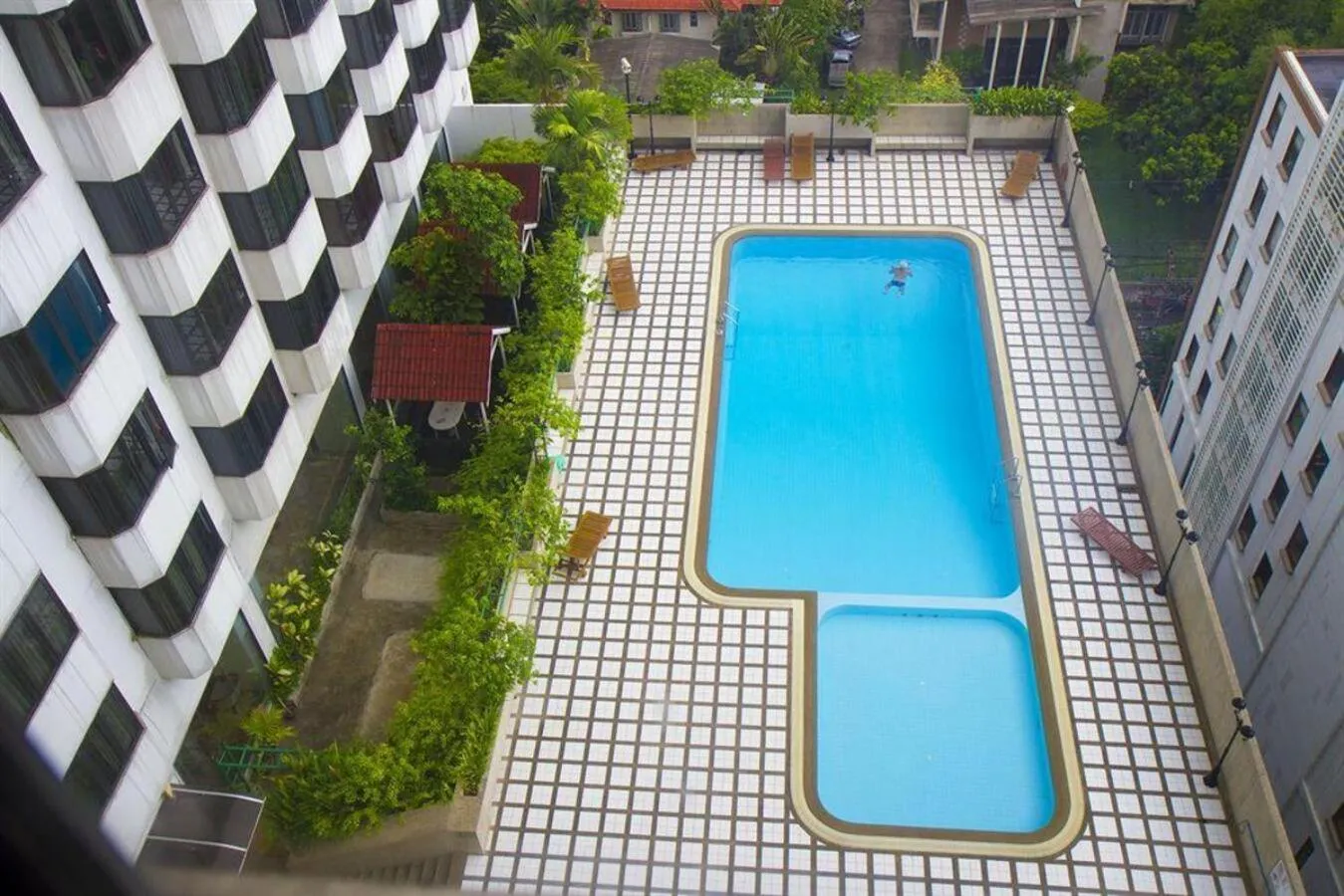 Pool view in Omni Tower Direct Rooms - Apartments, Sukhumvit Soi 4