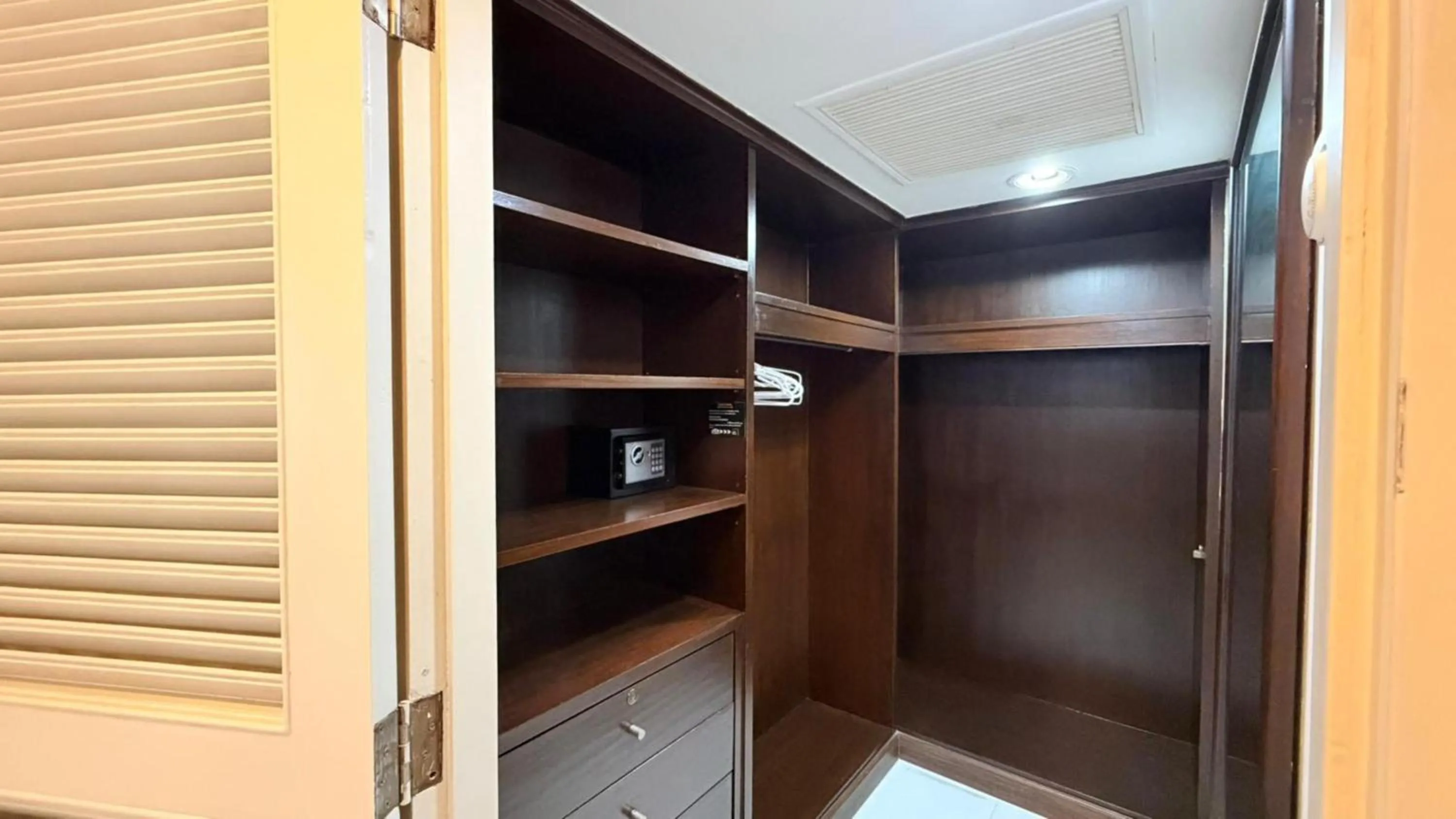 wardrobe in Omni Tower Direct Rooms - Apartments, Sukhumvit Soi 4