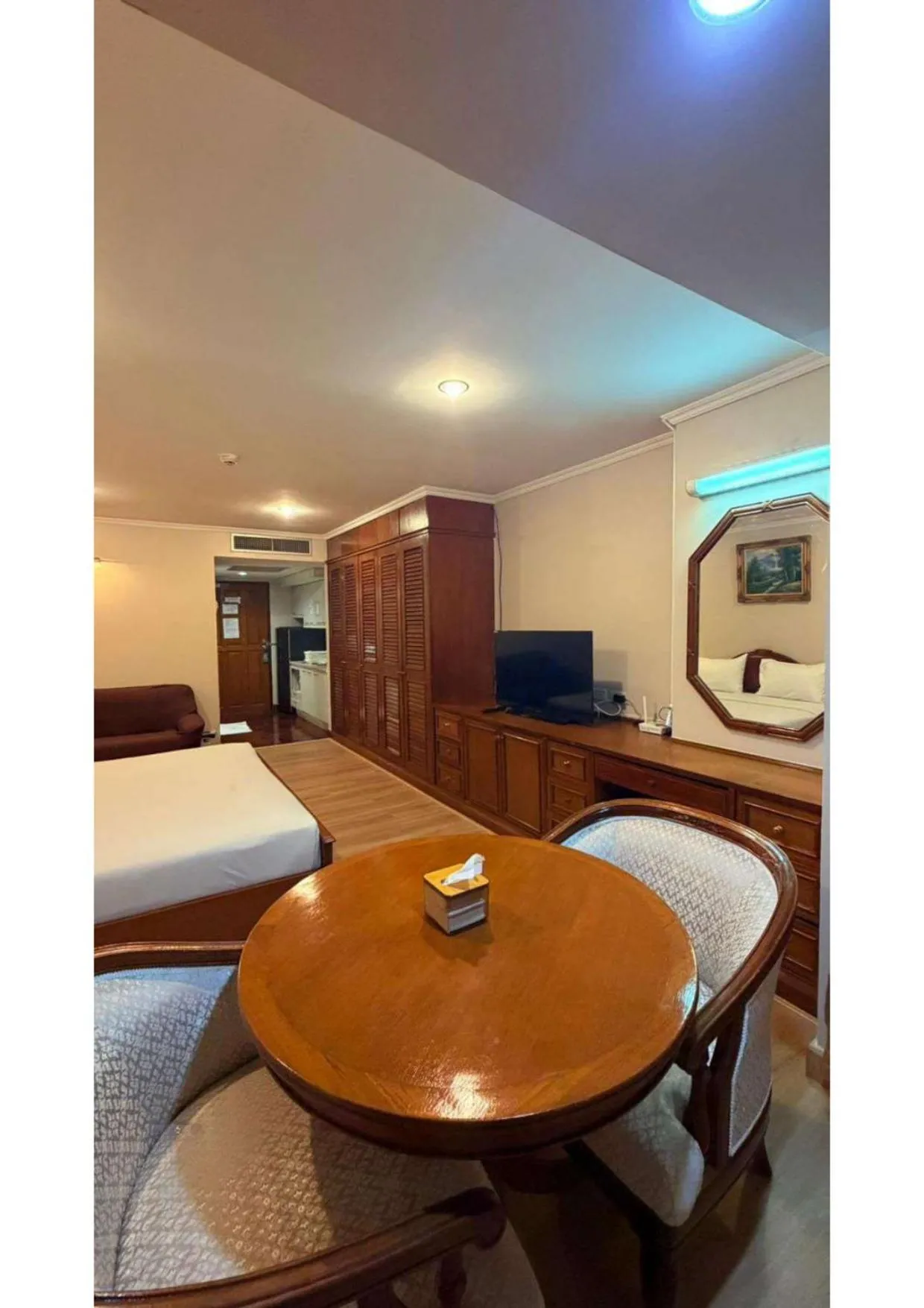 Photo of the whole room, Bed in Omni Tower Direct Rooms - Apartments, Sukhumvit Soi 4