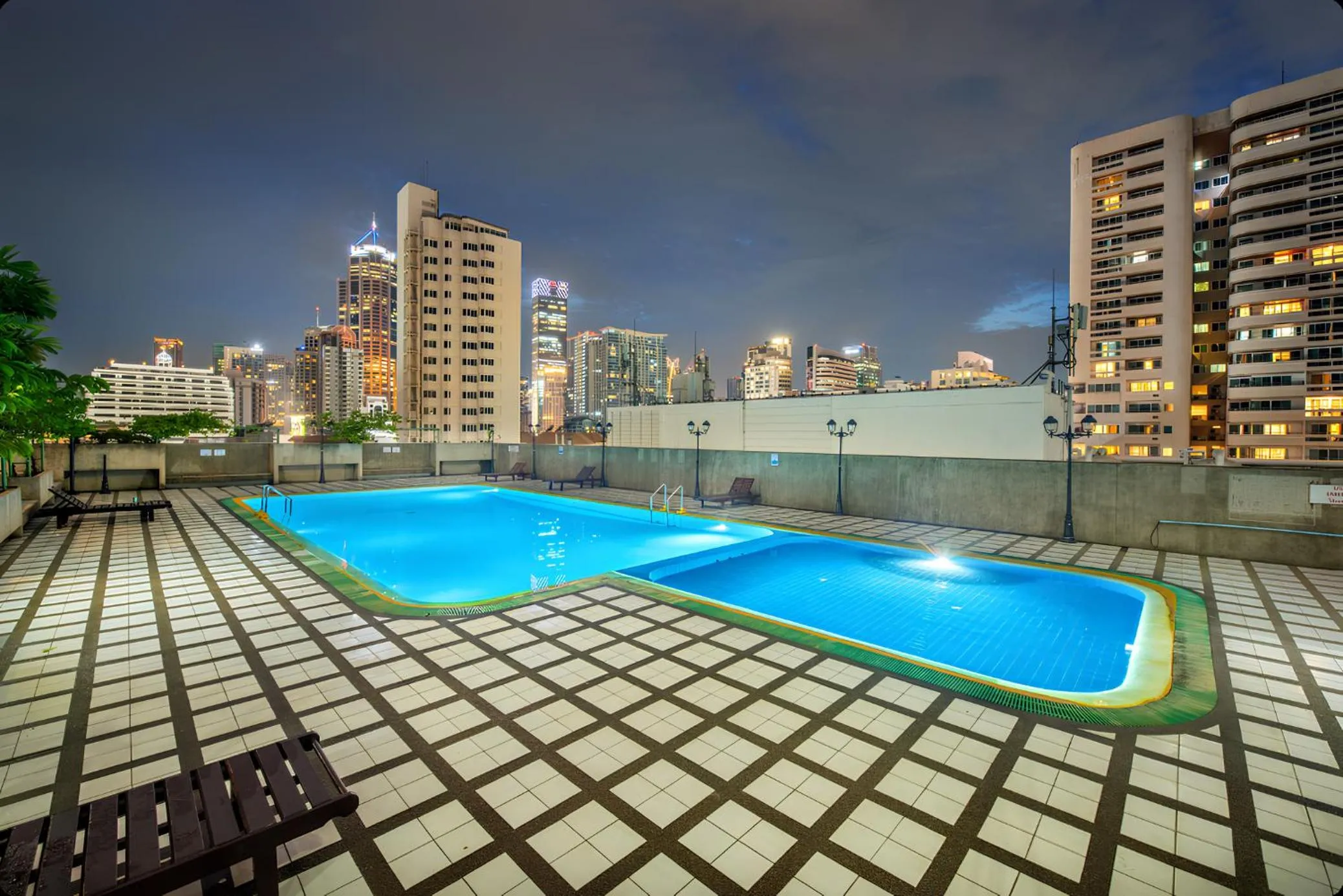 Swimming pool in Omni Tower Direct Rooms - Apartments, Sukhumvit Soi 4