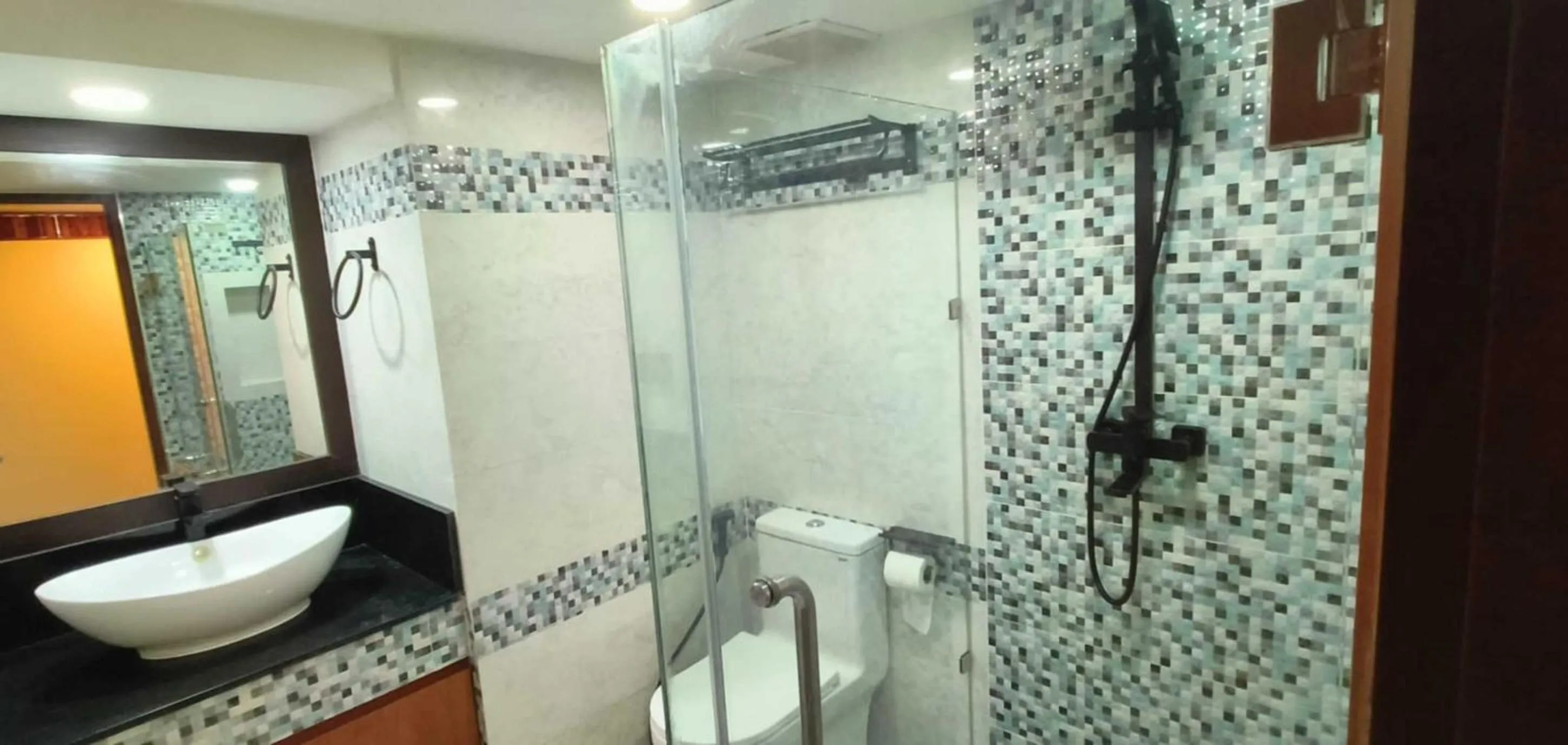 Shower in Omni Tower Direct Rooms - Apartments, Sukhumvit Soi 4