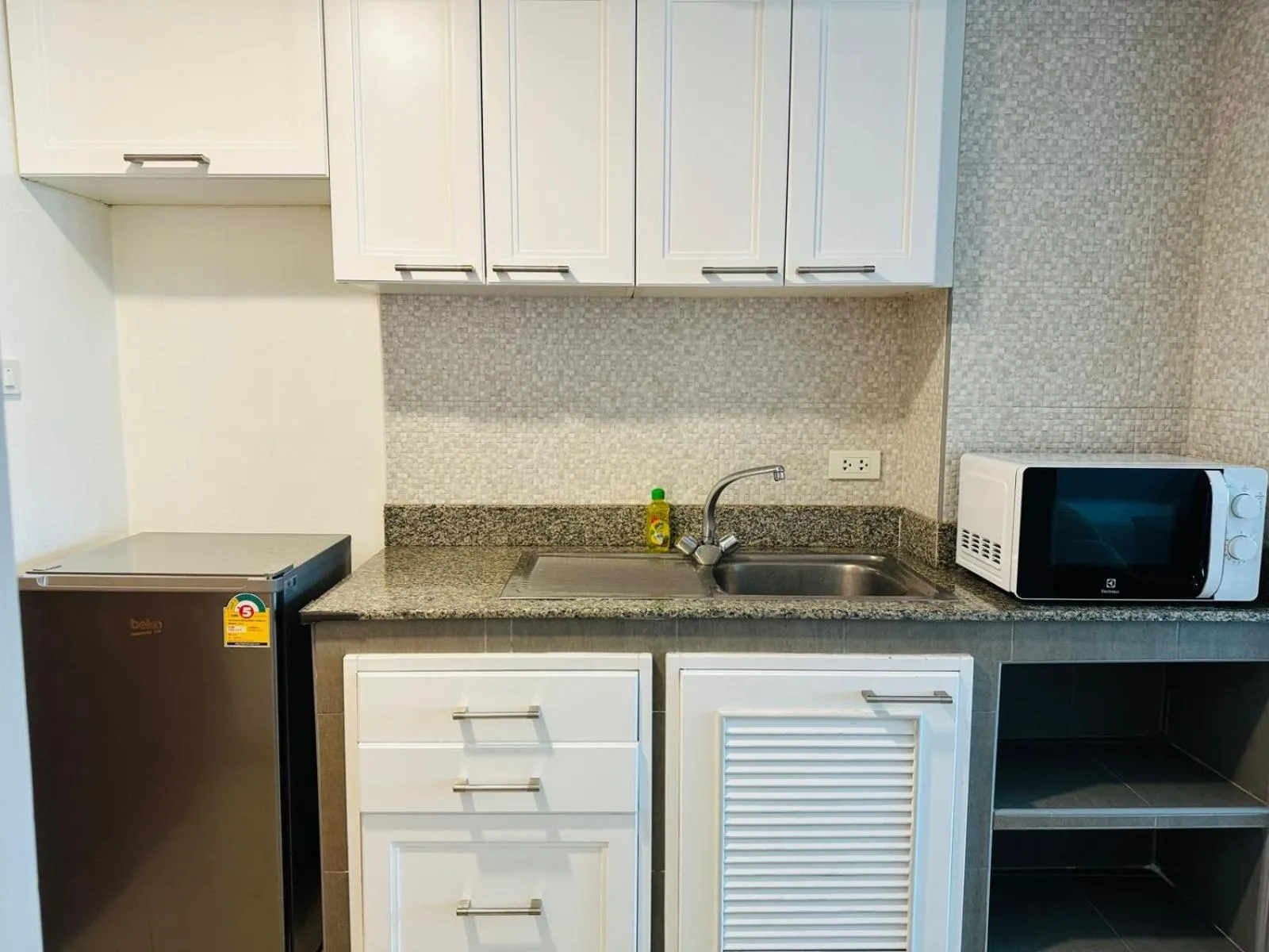 microwave in Omni Tower Direct Rooms - Apartments, Sukhumvit Soi 4