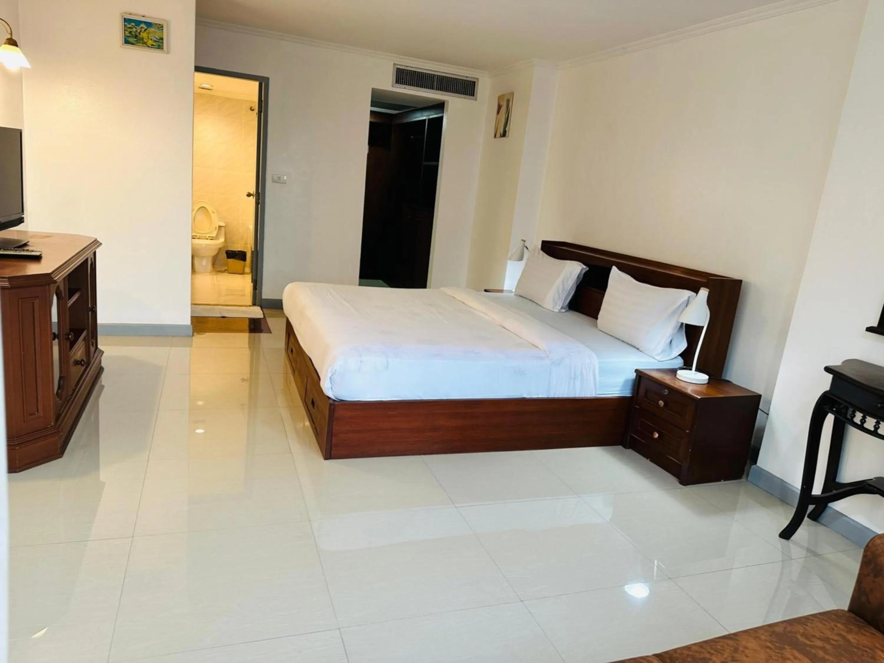 Bedroom, Bed in Omni Tower Direct Rooms - Apartments, Sukhumvit Soi 4
