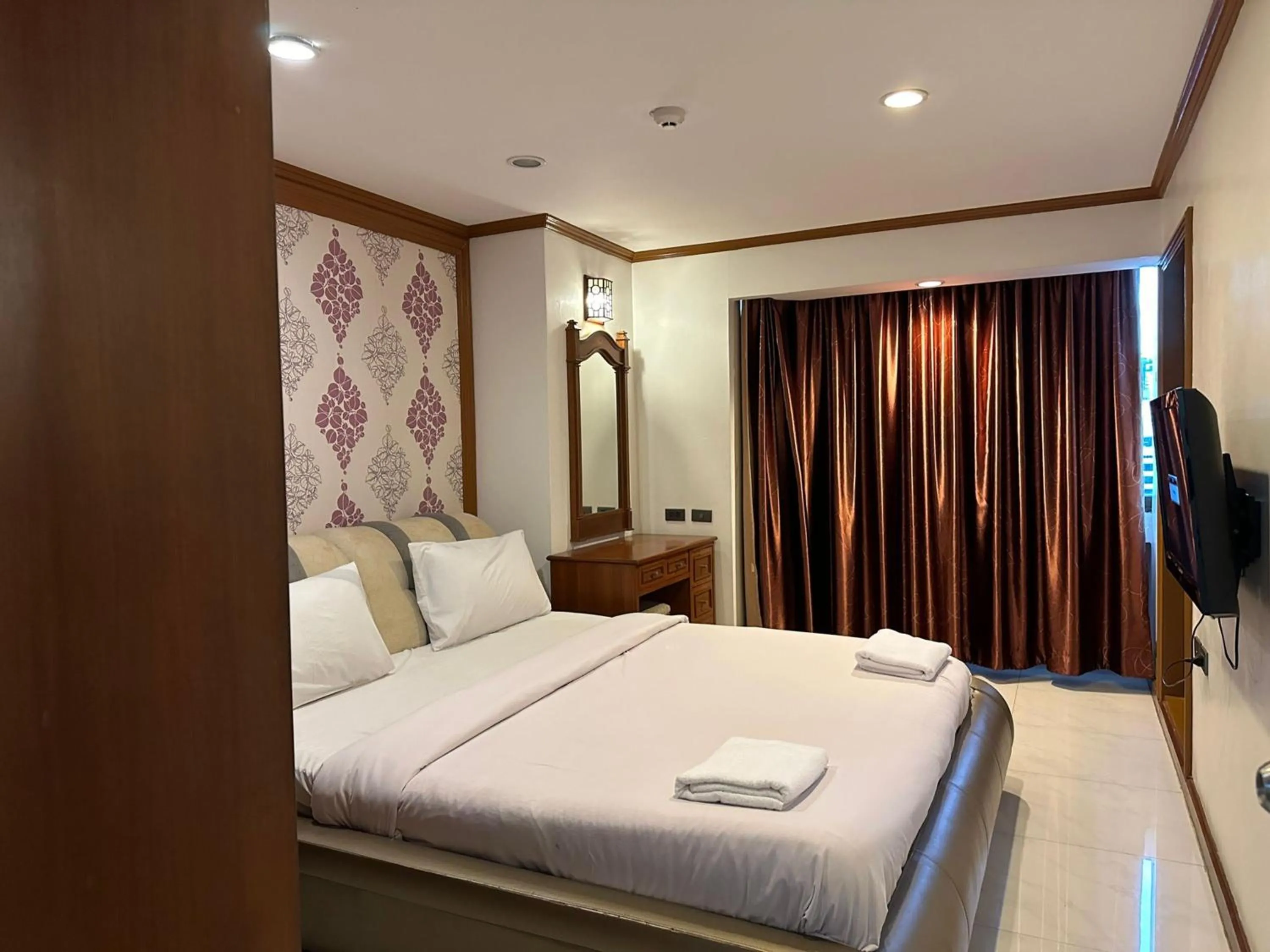 Bedroom, Bed in Omni Tower Direct Rooms - Apartments, Sukhumvit Soi 4