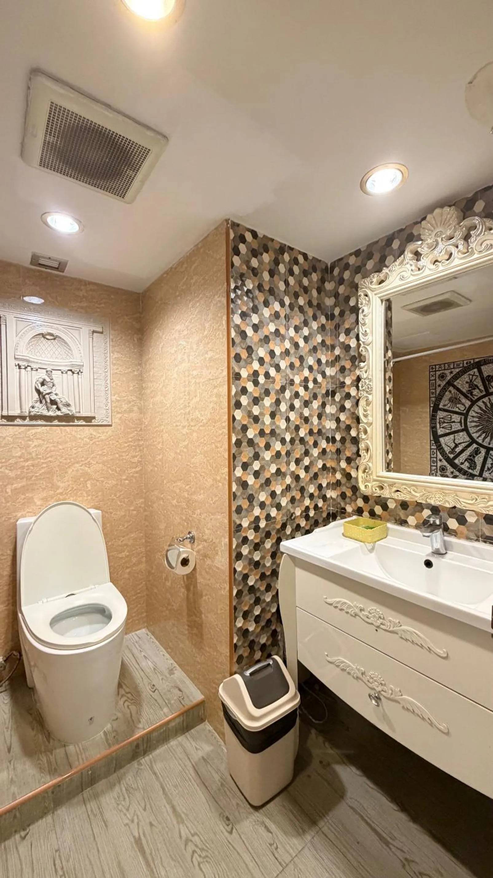 Bathroom in Omni Tower Direct Rooms - Apartments, Sukhumvit Soi 4