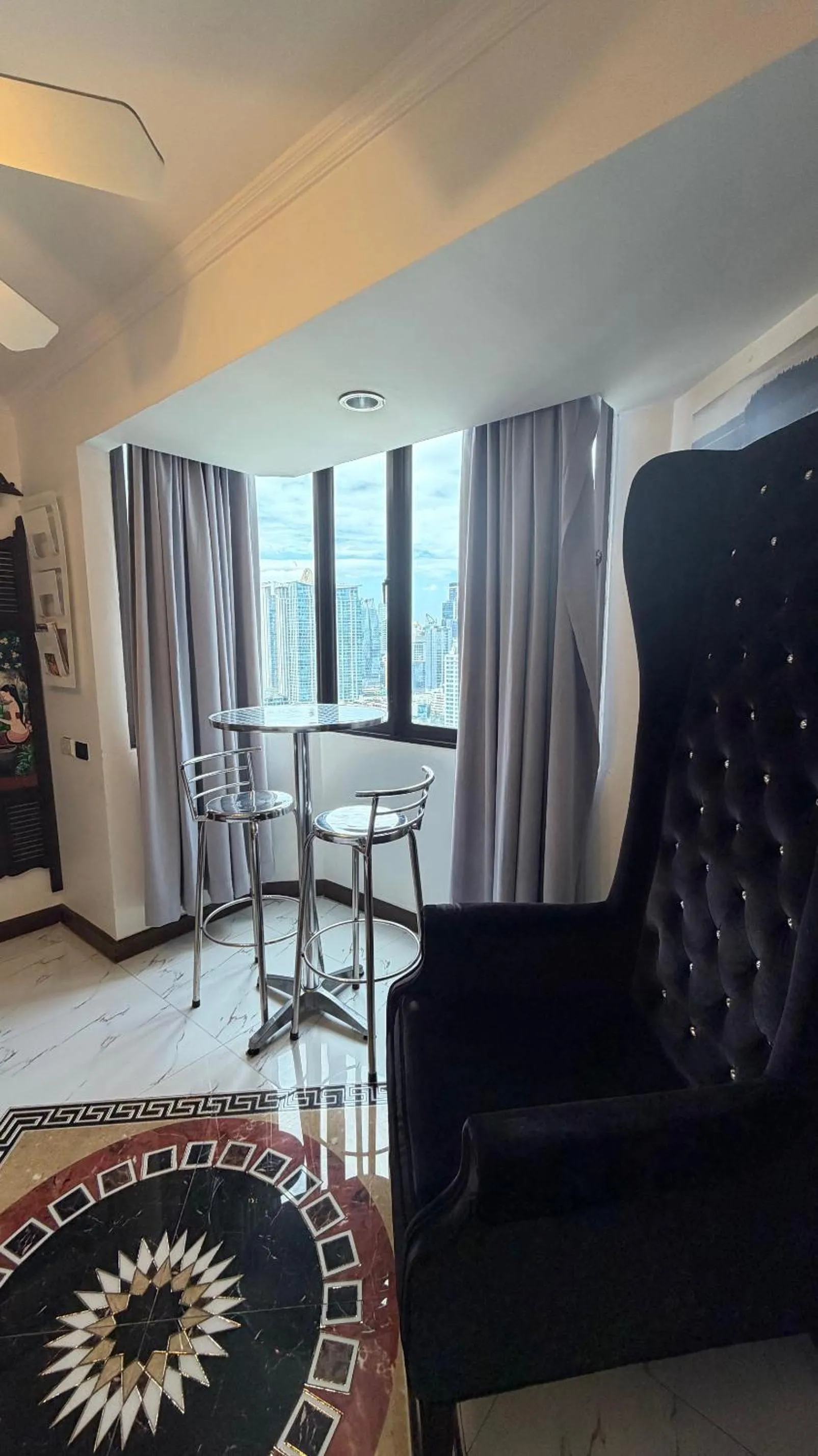 Dining area in Omni Tower Direct Rooms - Apartments, Sukhumvit Soi 4