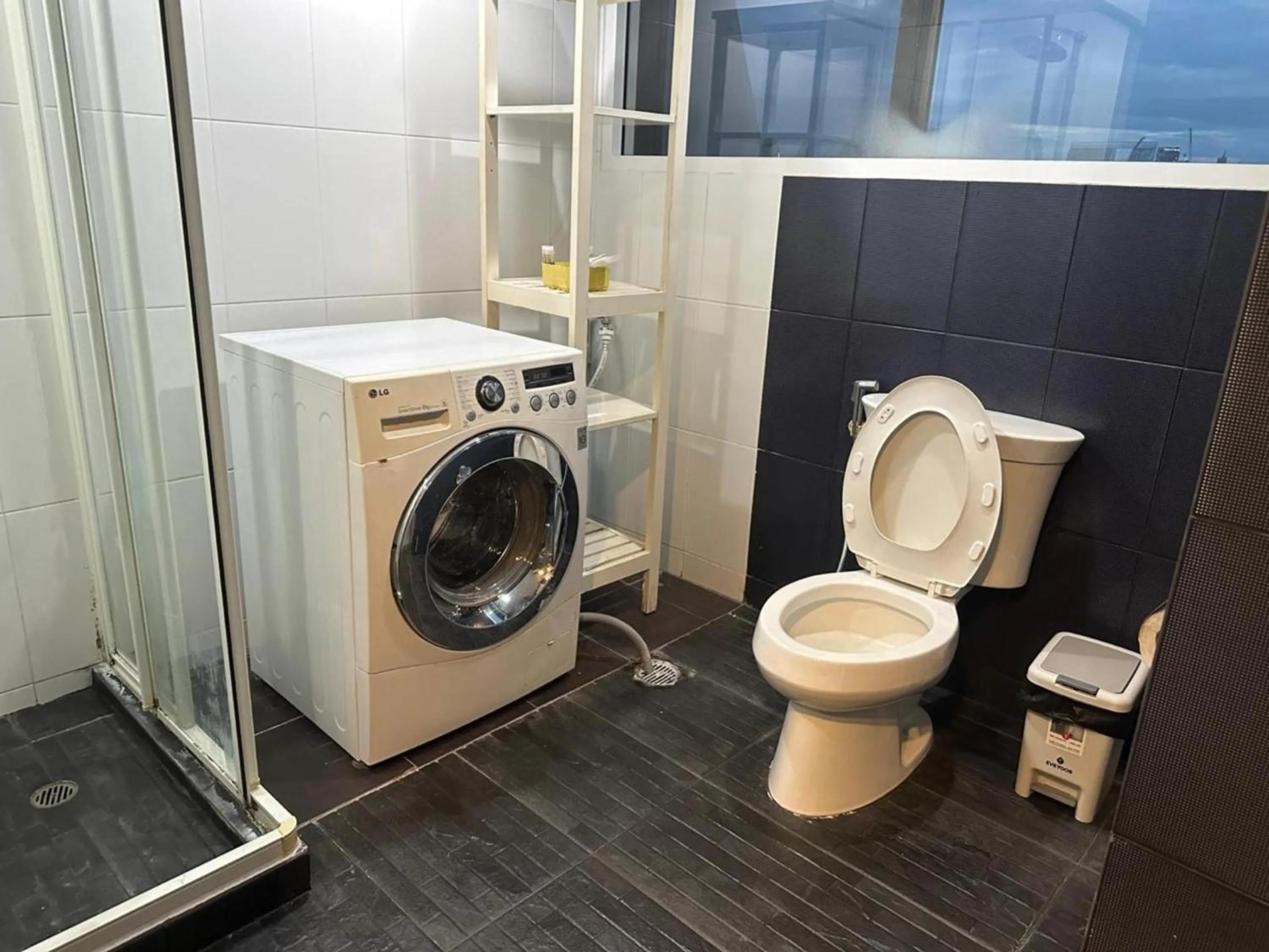 Bathroom in Omni Tower Direct Rooms - Apartments, Sukhumvit Soi 4