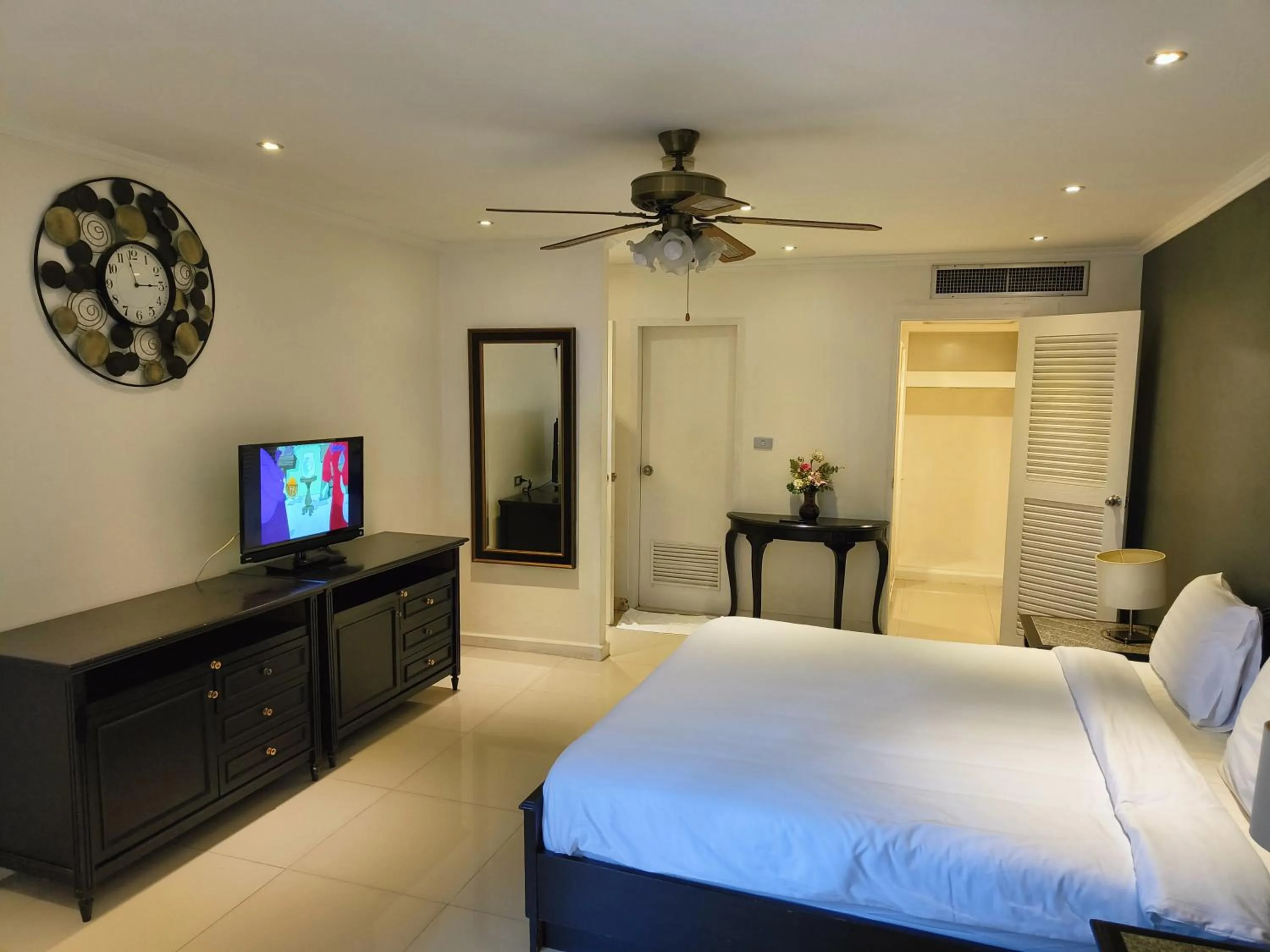 Bedroom, Bed in Omni Tower Direct Rooms - Apartments, Sukhumvit Soi 4