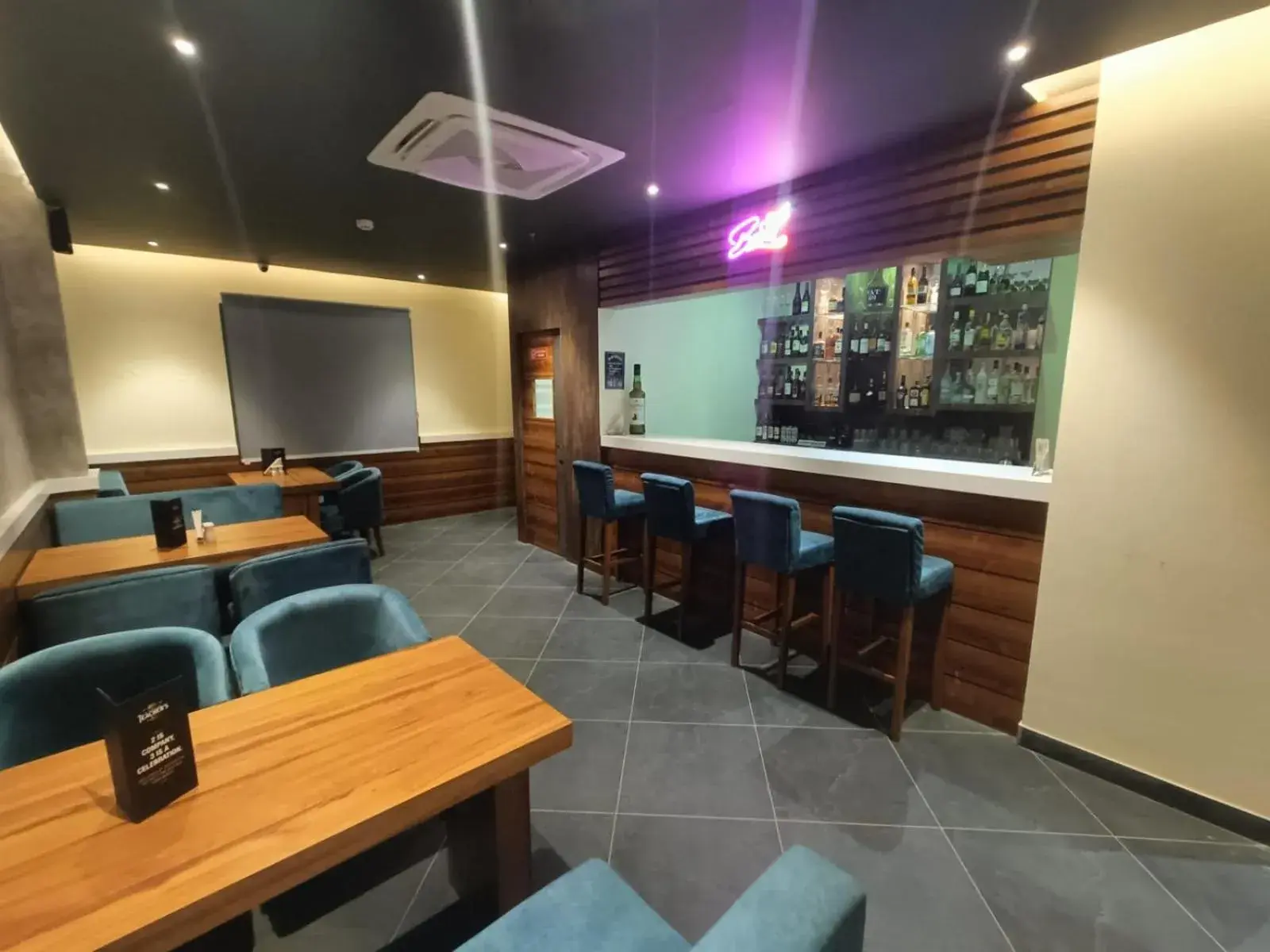 Lounge or bar in HOTEL GOLDEN ORCHID Lounge or bar in HOTEL GOLDEN ORCHID