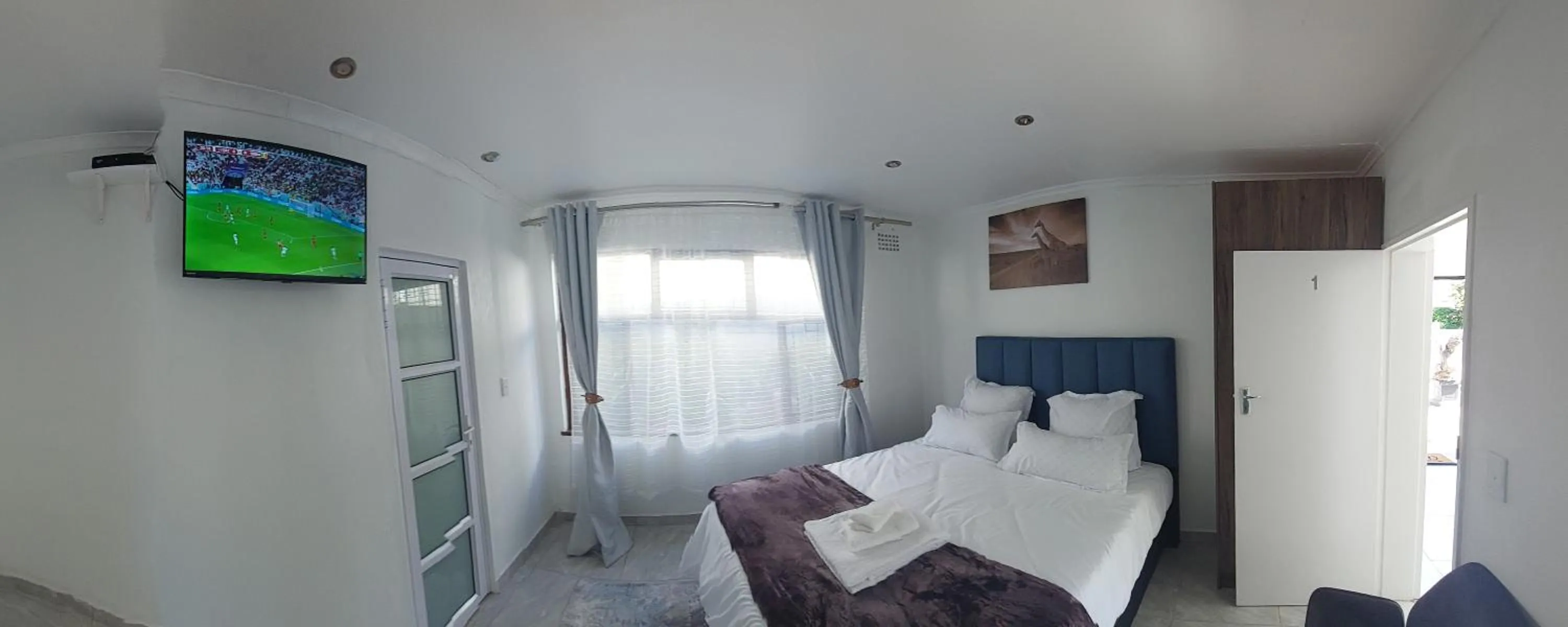 Photo of the whole room, Bed in Blue Nile Guest