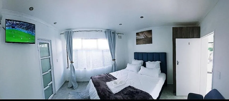 Photo of the whole room, Bed in Blue Nile Guest