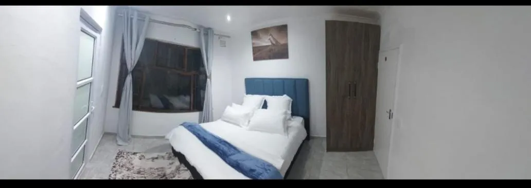 Bathroom, Bed in Blue Nile Guest