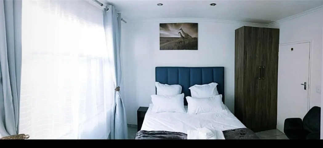 Photo of the whole room, Bed in Blue Nile Guest