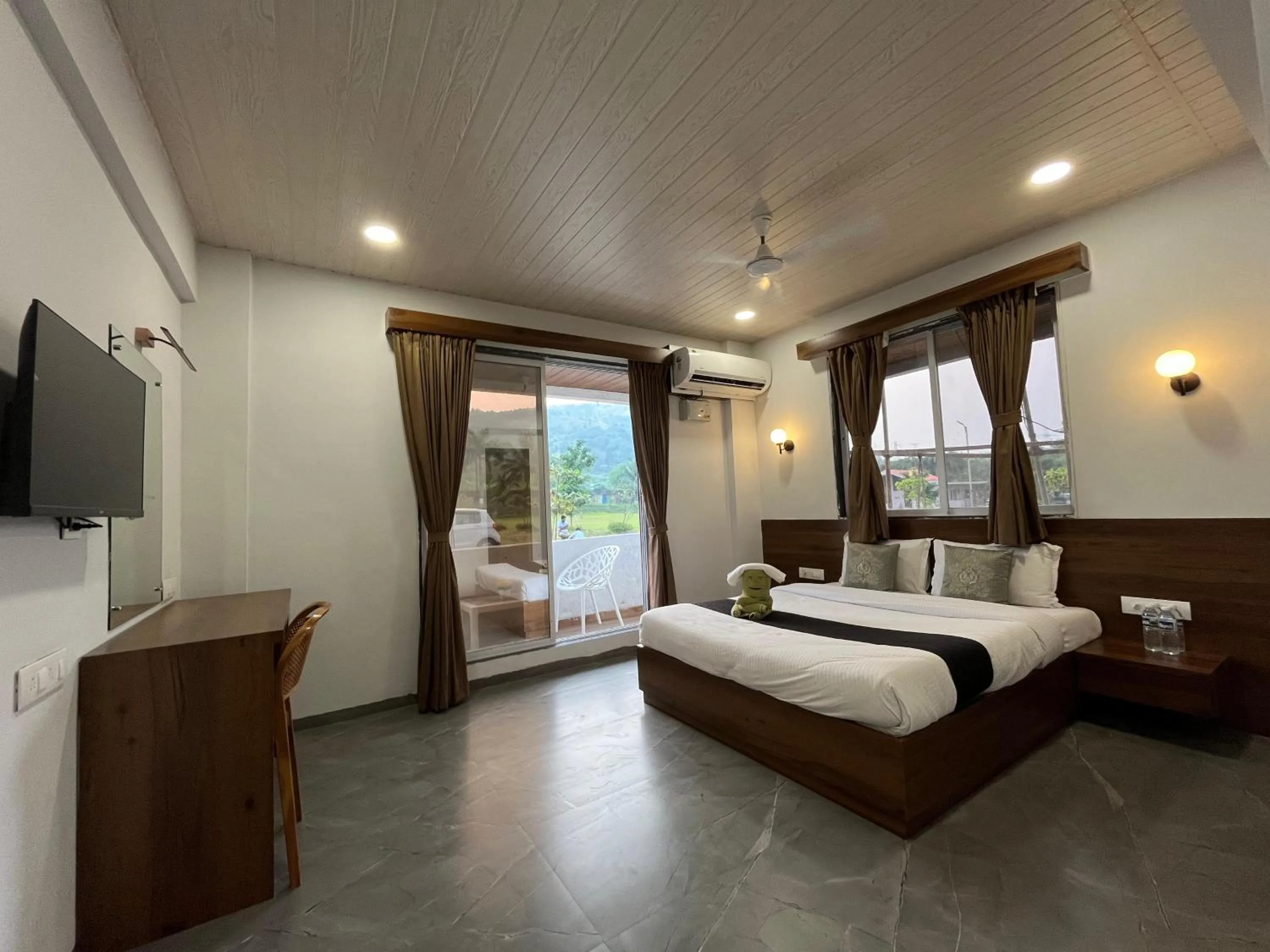 Bed in HillRock Resort & Villas, Neral-Karjat