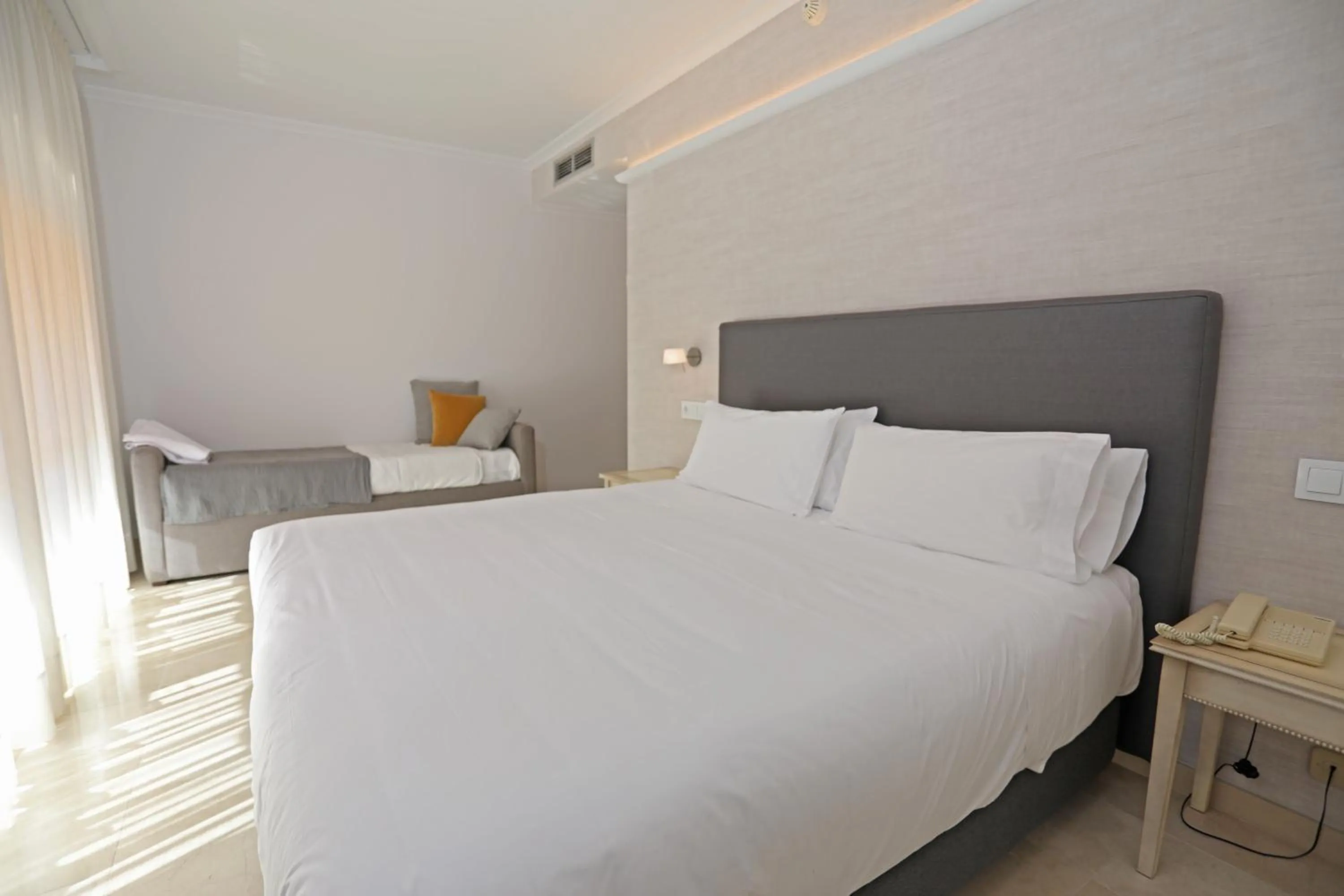 Photo of the whole room, Bed in Hotel Spa Atlántico San Vicente do Mar