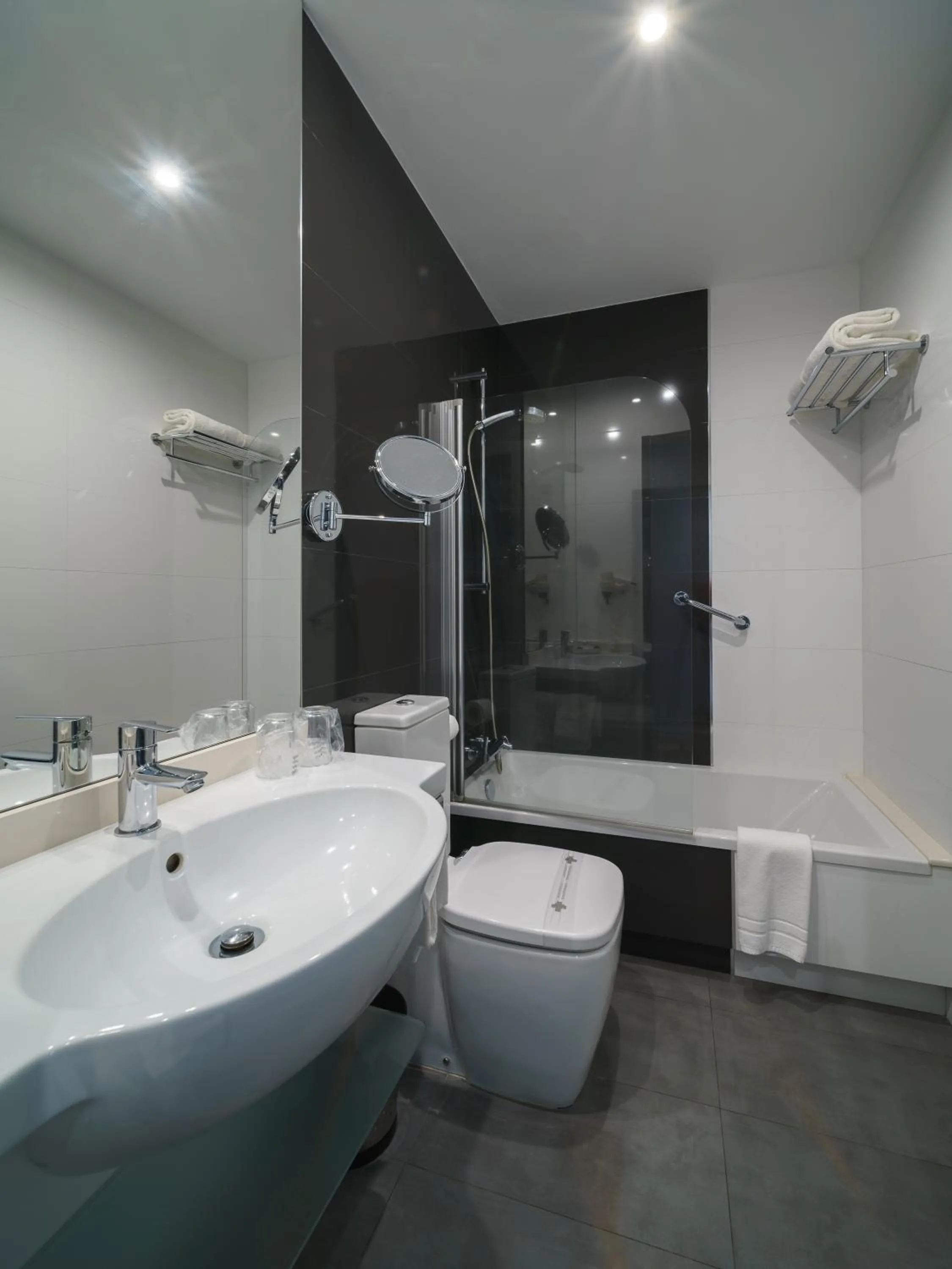 Bathroom in Hotel Spa Atlántico San Vicente do Mar