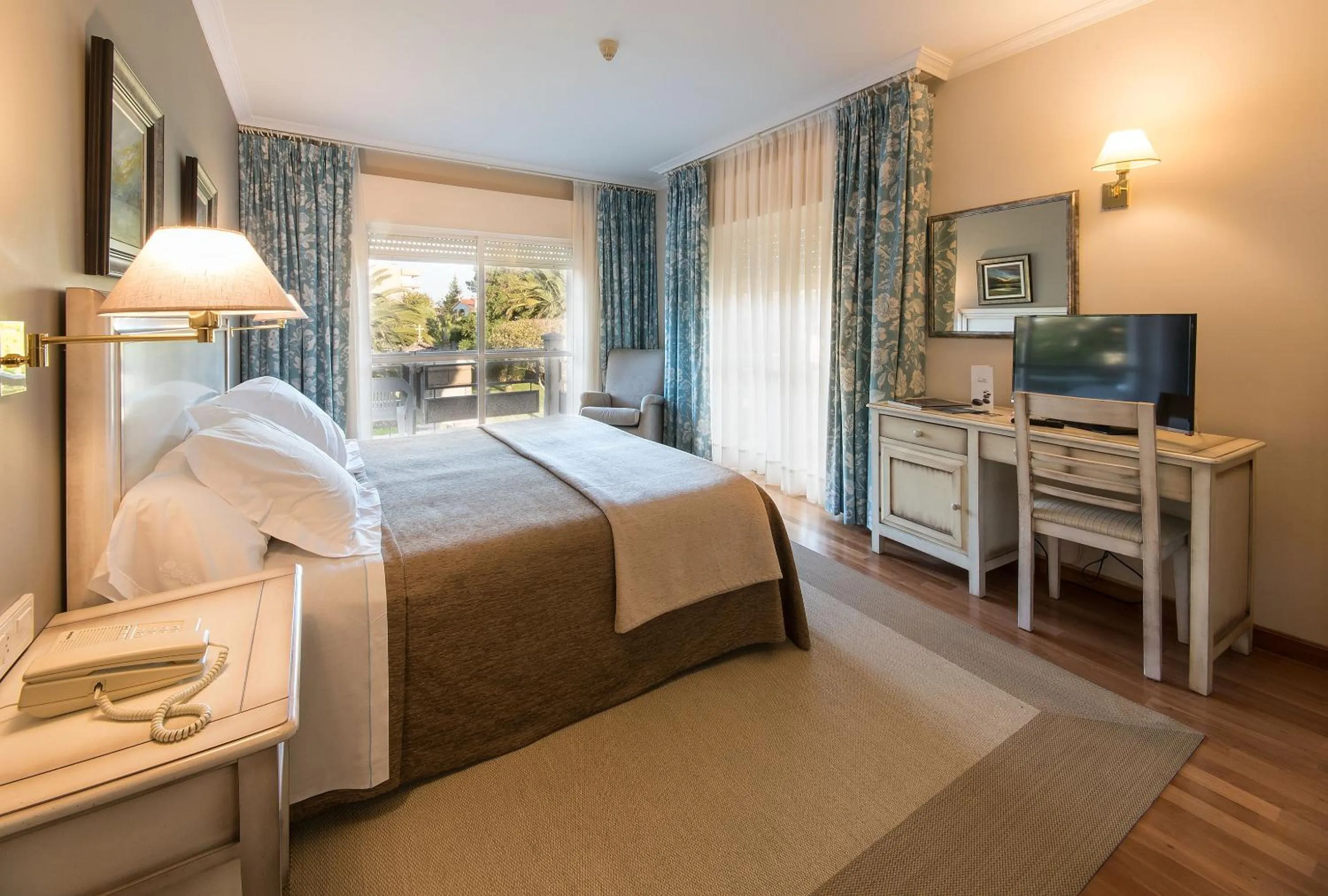 Photo of the whole room, Bed in Hotel Spa Atlántico San Vicente do Mar