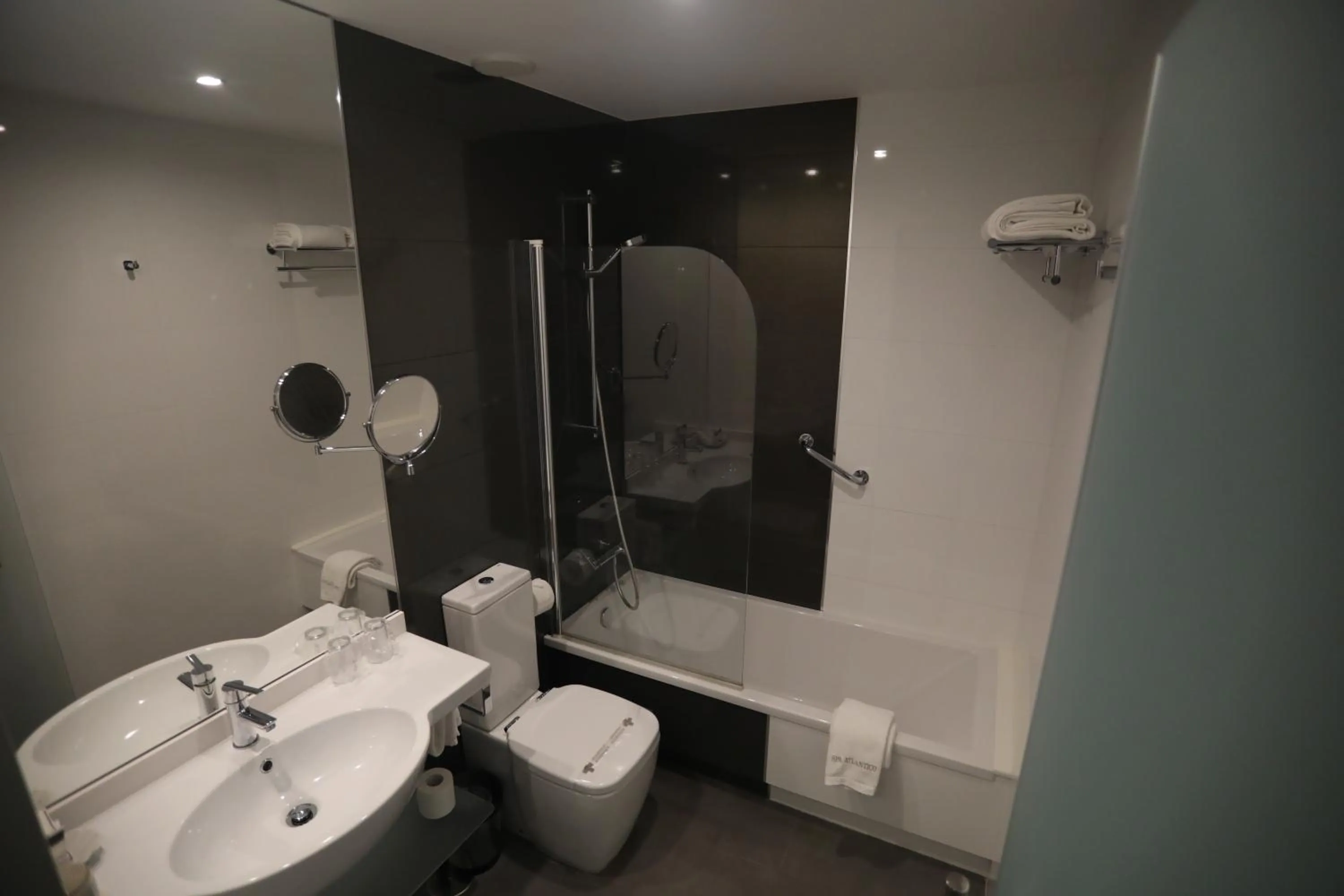 Bathroom in Hotel Spa Atlántico San Vicente do Mar