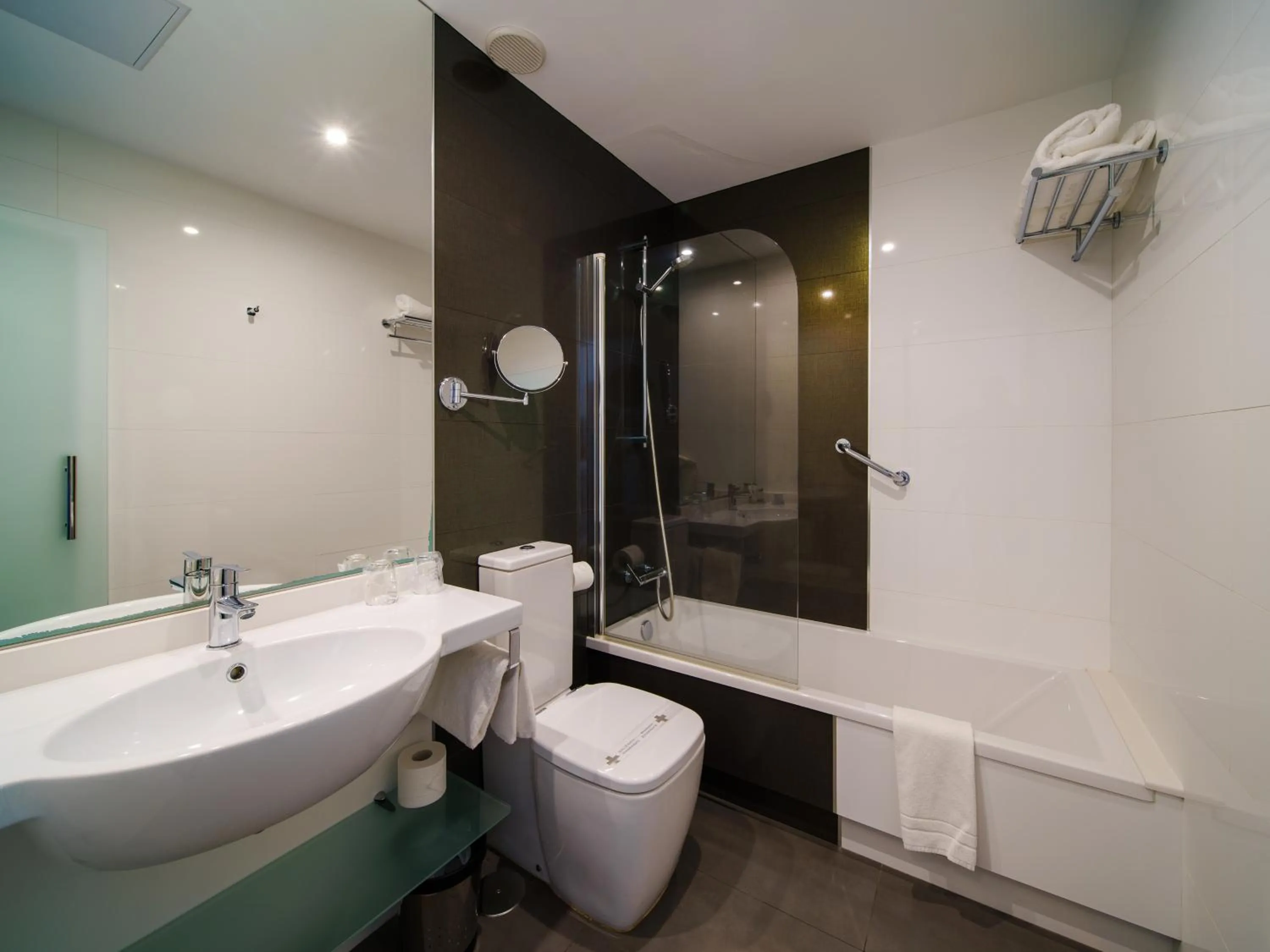 Bathroom in Hotel Spa Atlántico San Vicente do Mar