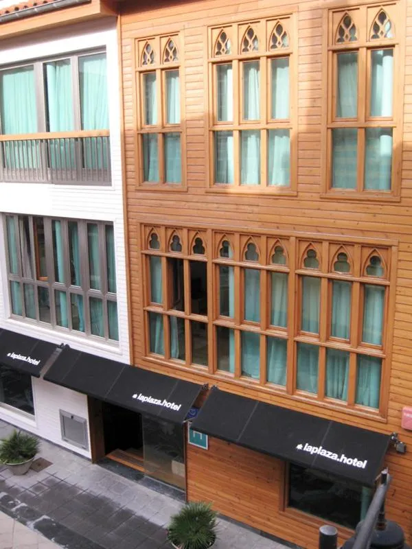 Facade/entrance in La Plaza II