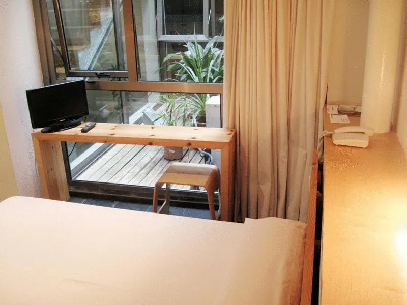 Photo of the whole room, Bed in La Plaza II