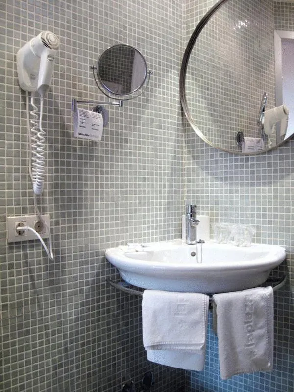 Bathroom in La Plaza II