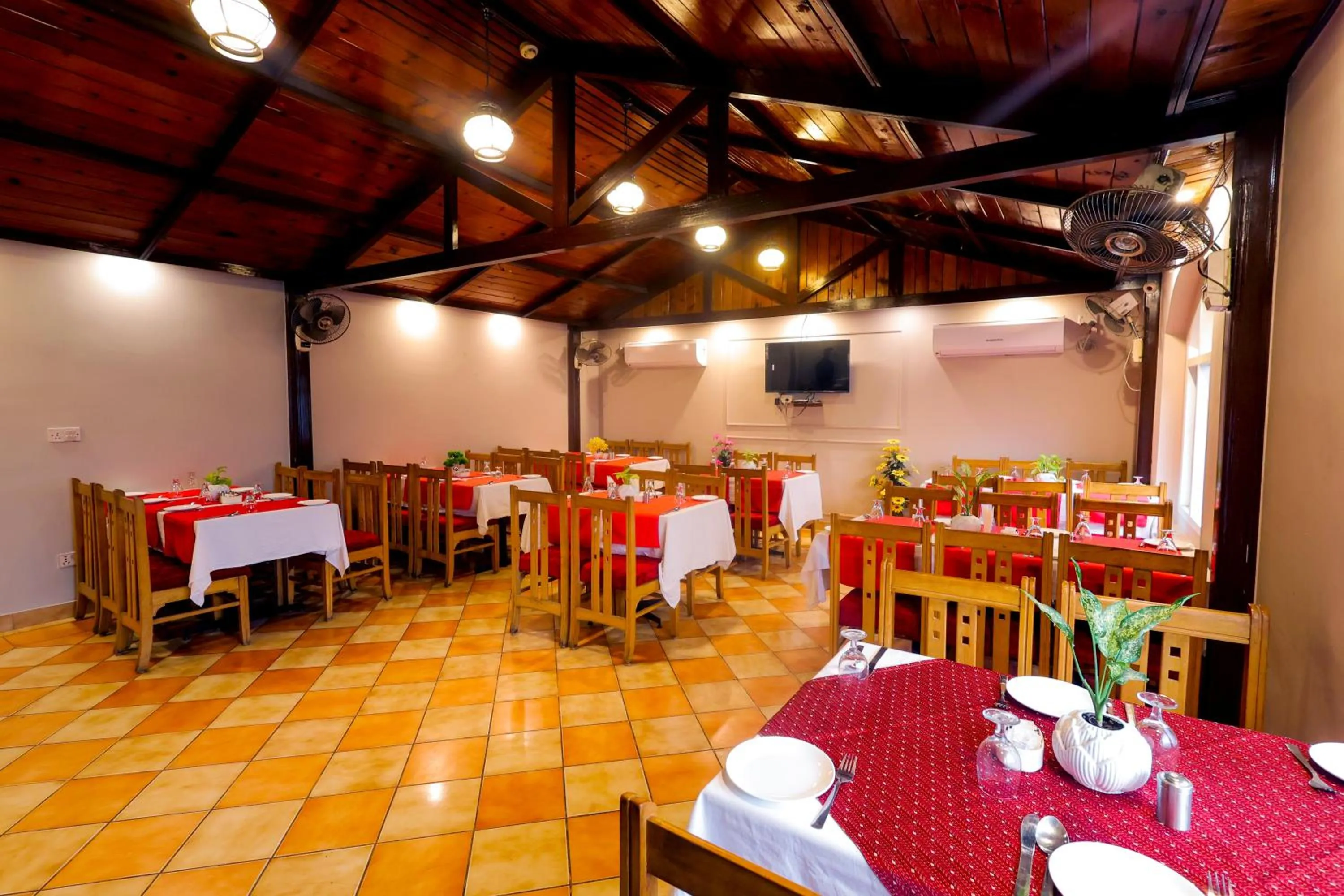 Restaurant/places to eat in Hotel Kant Palace