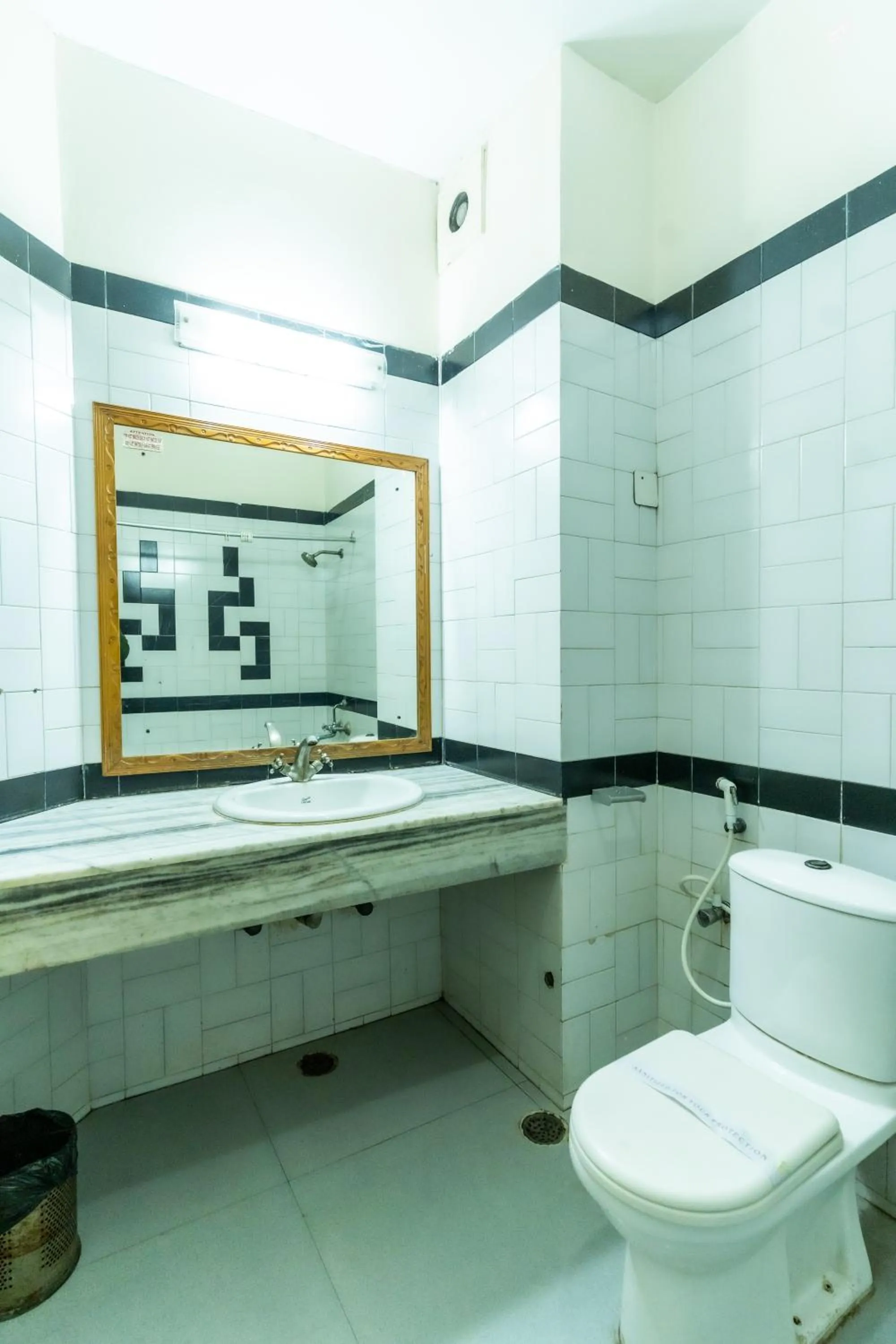 Toilet in Hotel Kant Palace