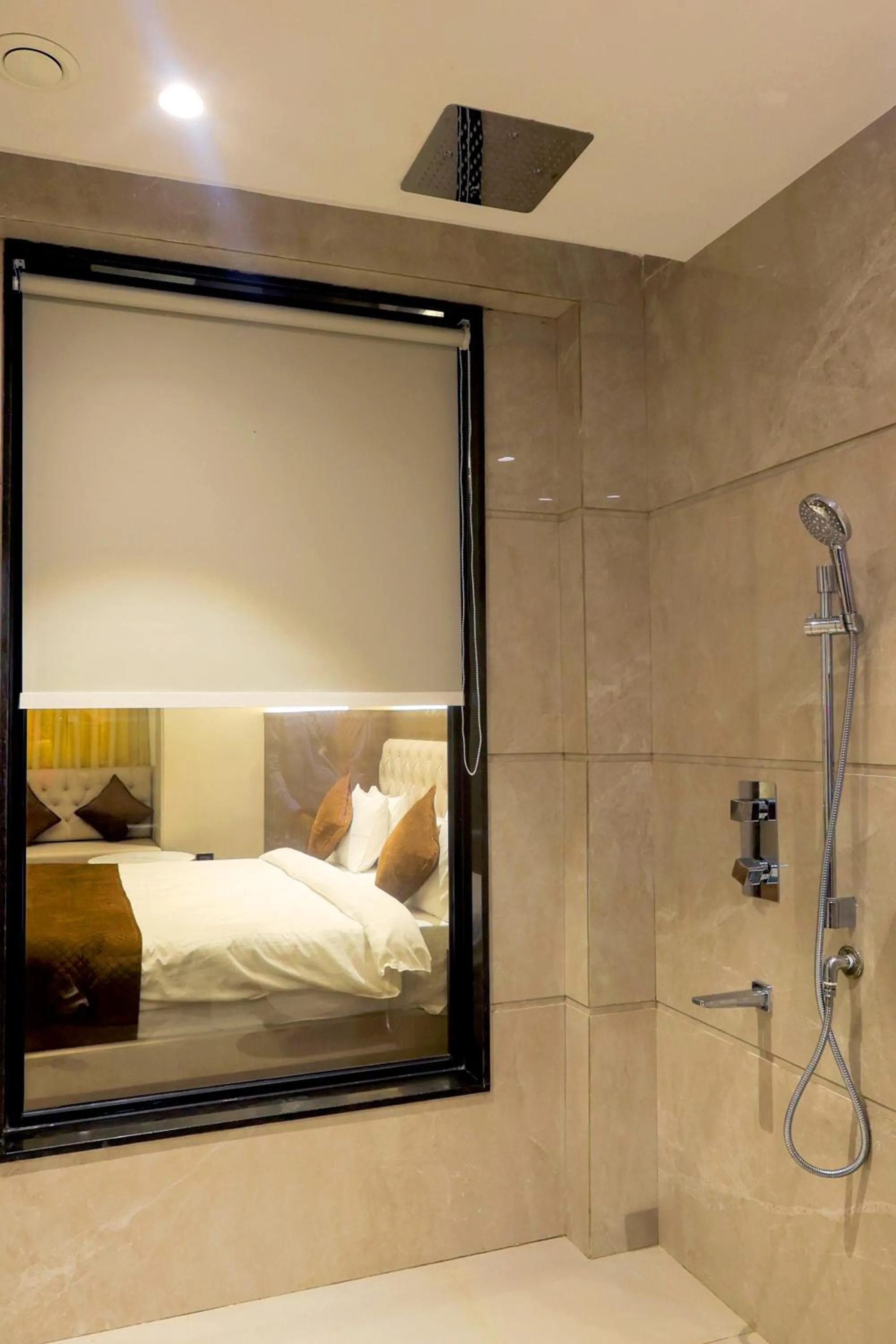 Shower, Bed in Hotel Kant Palace