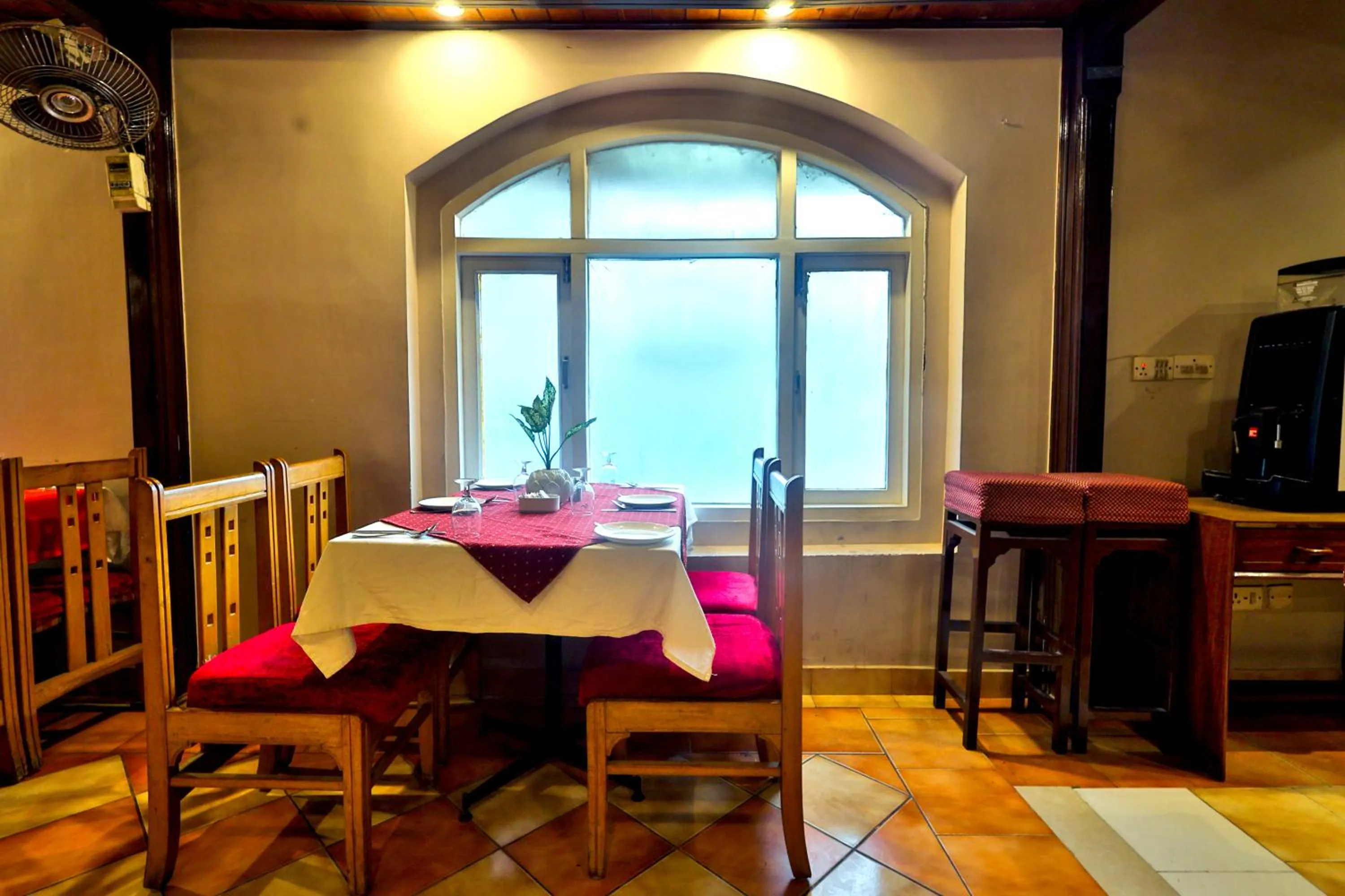 Restaurant/places to eat in Hotel Kant Palace